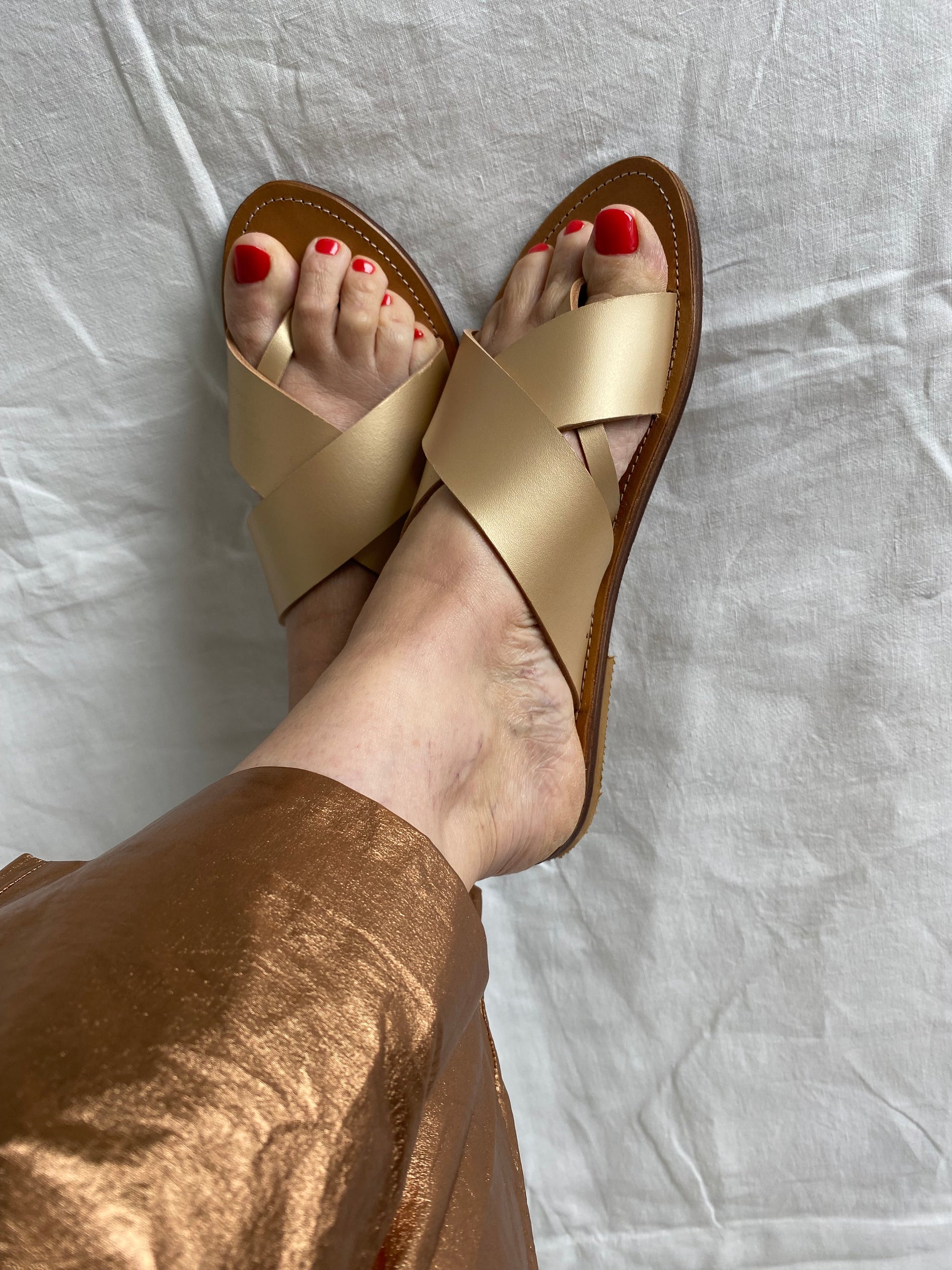 modèle  ALMA de chez TRAVERSE
nu-pieds cuir doré