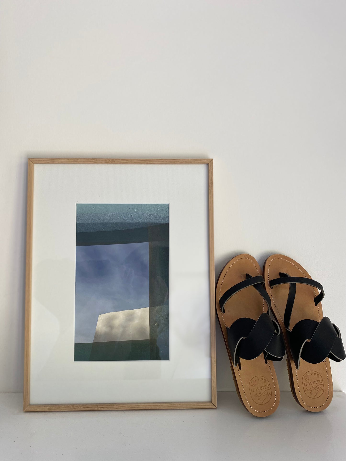 Modèle idris, nu-pieds traverse : sandales plates et confortables.

Les chaussures ouvertes idris sont chic et intemporelles.

La large tresse sur le coup de pied permet un excellent maintient et apporte un caractère original et élégant pour ce modèle mule.

Les lanières fines croisées sur l'avant du pied et l'entredoigt permettent un très bon maintient du pied.

Ce modèle peut être réalisé dans une variante avec une lanière aux orteils sans entredoigt.

L'option de lanière à l'arrière est également
