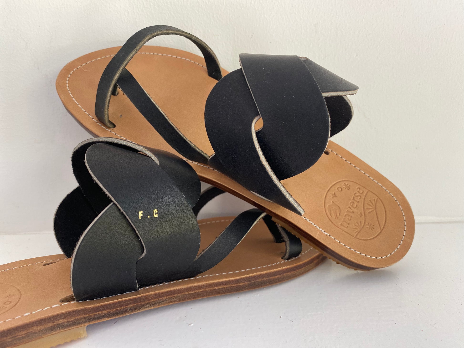 Modèle idris, nu-pieds traverse : sandales plates et confortables.

Les chaussures ouvertes idris sont chic et intemporelles.

La large tresse sur le coup de pied permet un excellent maintient et apporte un caractère original et élégant pour ce modèle mule.

Les lanières fines croisées sur l'avant du pied et l'entredoigt permettent un très bon maintient du pied.

Ce modèle peut être réalisé dans une variante avec une lanière aux orteils sans entredoigt.

L'option de lanière à l'arrière est également