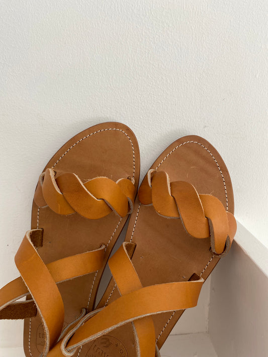 Nu-pieds TRAVERSE plats et confortables.

La tresse sur les orteils est particulièrement élégante et confortable.

La boucle autour de la cheville permet d'ajuster les sandales et le croisé sur le pied.

Ces nu-pieds sont fabriqués artisanalement, à la main, à Rennes avec des matières premières de grande qualité.