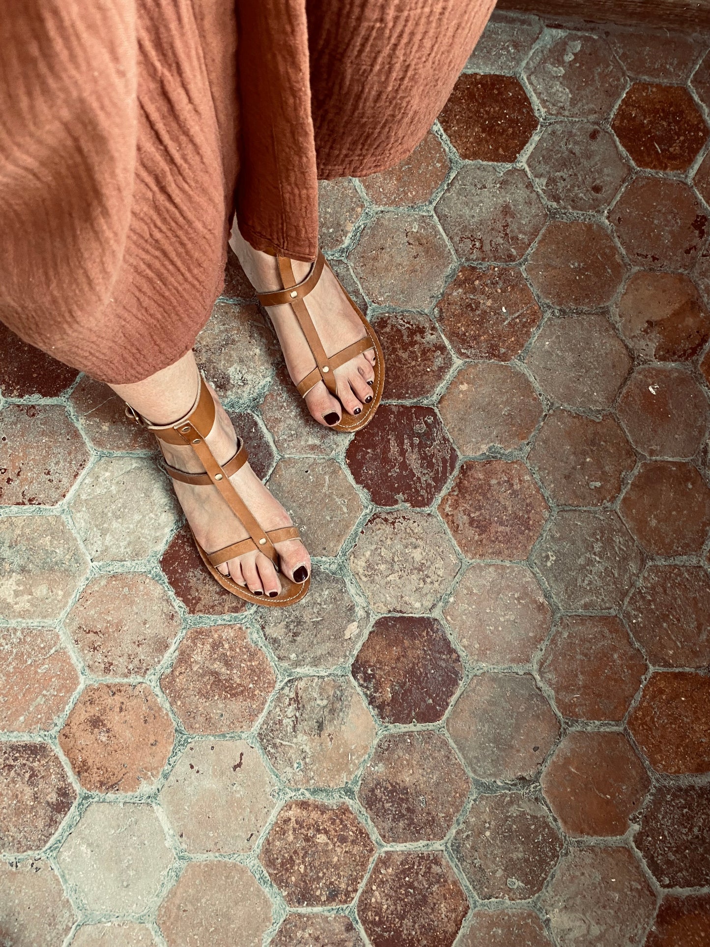 modèle palmyre, nu-pieds traverse : sandales plates et confortables.
Les chaussures ouvertes plamyre sont chic et intemporelles, leur entredoigt et le bracelet de cheville haut permettent un maintient très confortable.
La boucle sur le bracelet de cheville permet d'ajuster les sandales à votre pied.
Ces nu-pieds sont fabriqués artisanalement, à la main à Rennes en France.
Découvrez la genèse et la fabrication d'un nouveau modèle en suivant le lien de l'article.