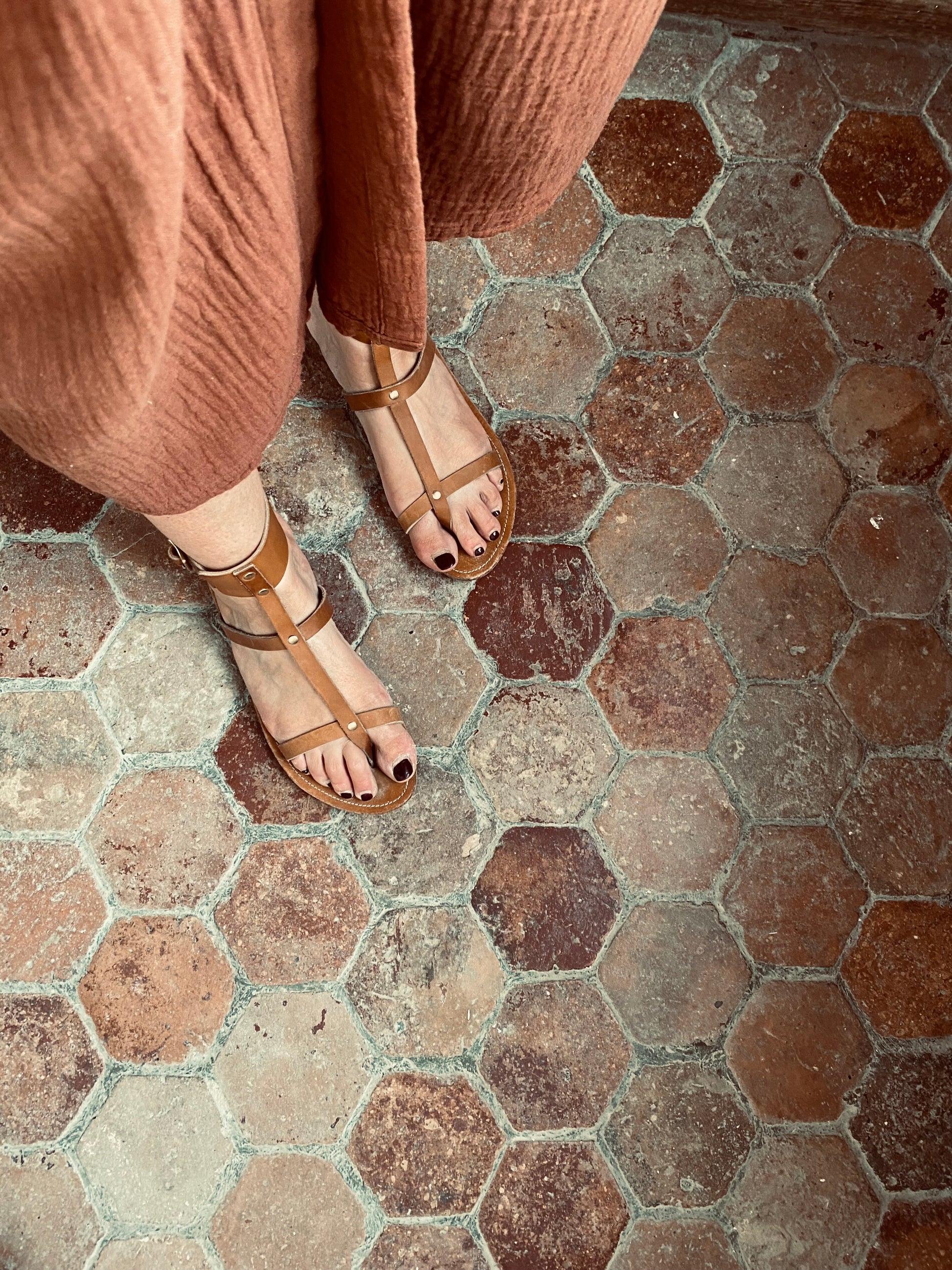 modèle palmyre, nu-pieds traverse : sandales plates et confortables.
Les chaussures ouvertes plamyre sont chic et intemporelles, leur entredoigt et le bracelet de cheville haut permettent un maintient très confortable.
La boucle sur le bracelet de cheville permet d'ajuster les sandales à votre pied.
Ces nu-pieds sont fabriqués artisanalement, à la main à Rennes en France.
Découvrez la genèse et la fabrication d'un nouveau modèle en suivant le lien de l'article.