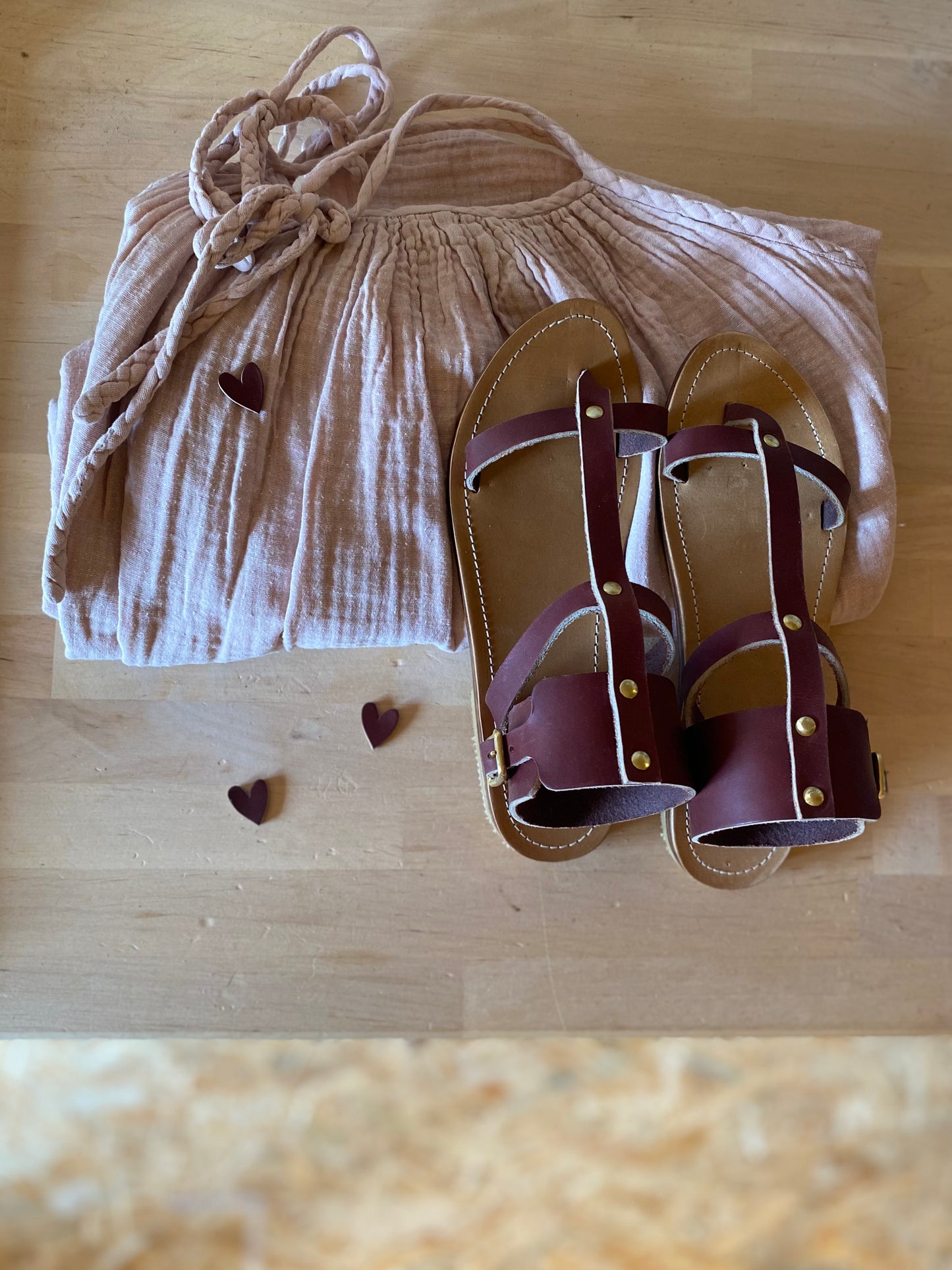 modèle palmyre, nu-pieds traverse : sandales plates et confortables.
Les chaussures ouvertes plamyre sont chic et intemporelles, leur entredoigt et le bracelet de cheville haut permettent un maintient très confortable.
La boucle sur le bracelet de cheville permet d'ajuster les sandales à votre pied.
Ces nu-pieds sont fabriqués artisanalement, à la main à Rennes en France.
Découvrez la genèse et la fabrication d'un nouveau modèle en suivant le lien de l'article.