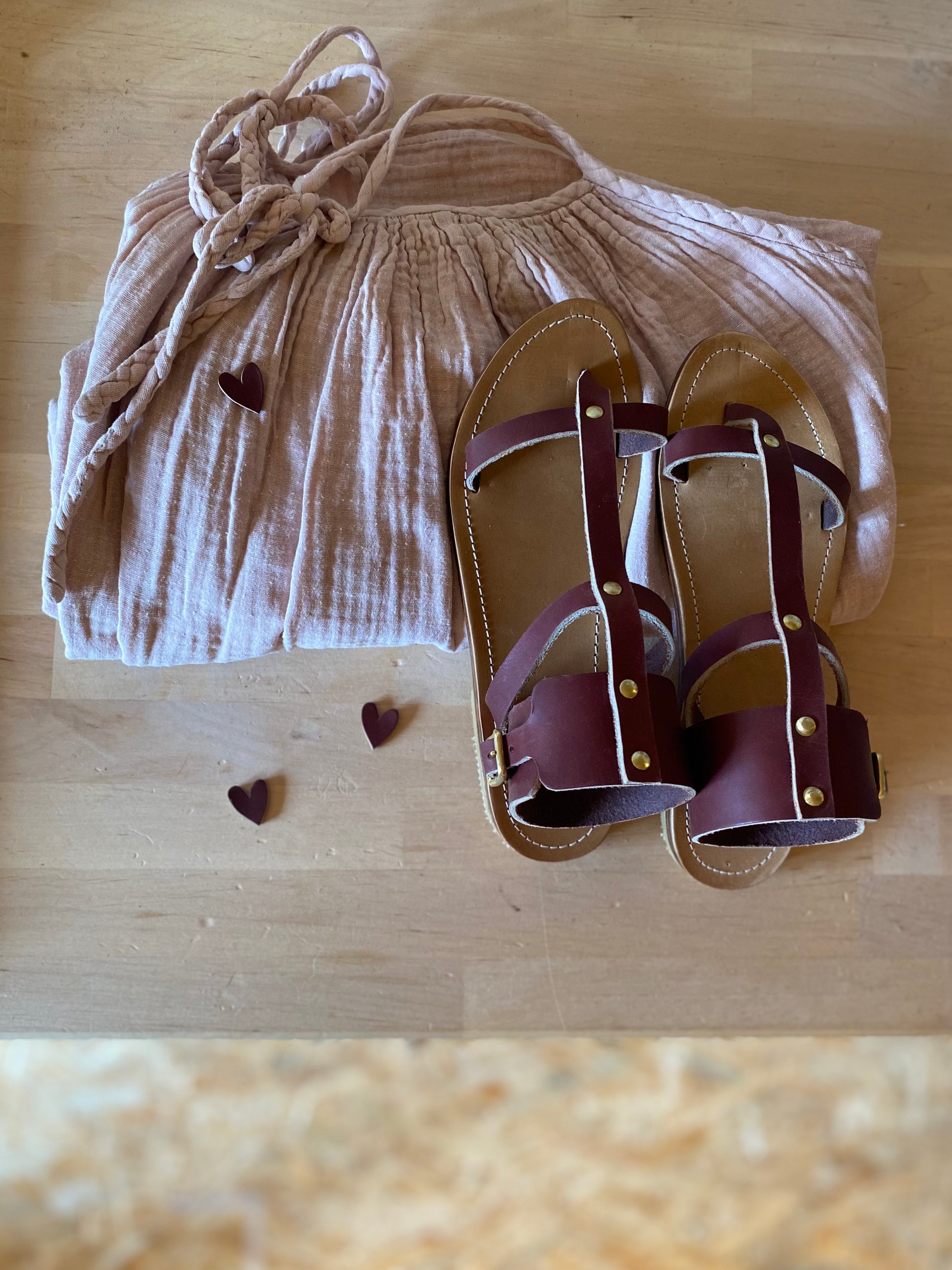 modèle palmyre, nu-pieds traverse : sandales plates et confortables.
Les chaussures ouvertes plamyre sont chic et intemporelles, leur entredoigt et le bracelet de cheville haut permettent un maintient très confortable.
La boucle sur le bracelet de cheville permet d'ajuster les sandales à votre pied.
Ces nu-pieds sont fabriqués artisanalement, à la main à Rennes en France.
Découvrez la genèse et la fabrication d'un nouveau modèle en suivant le lien de l'article.