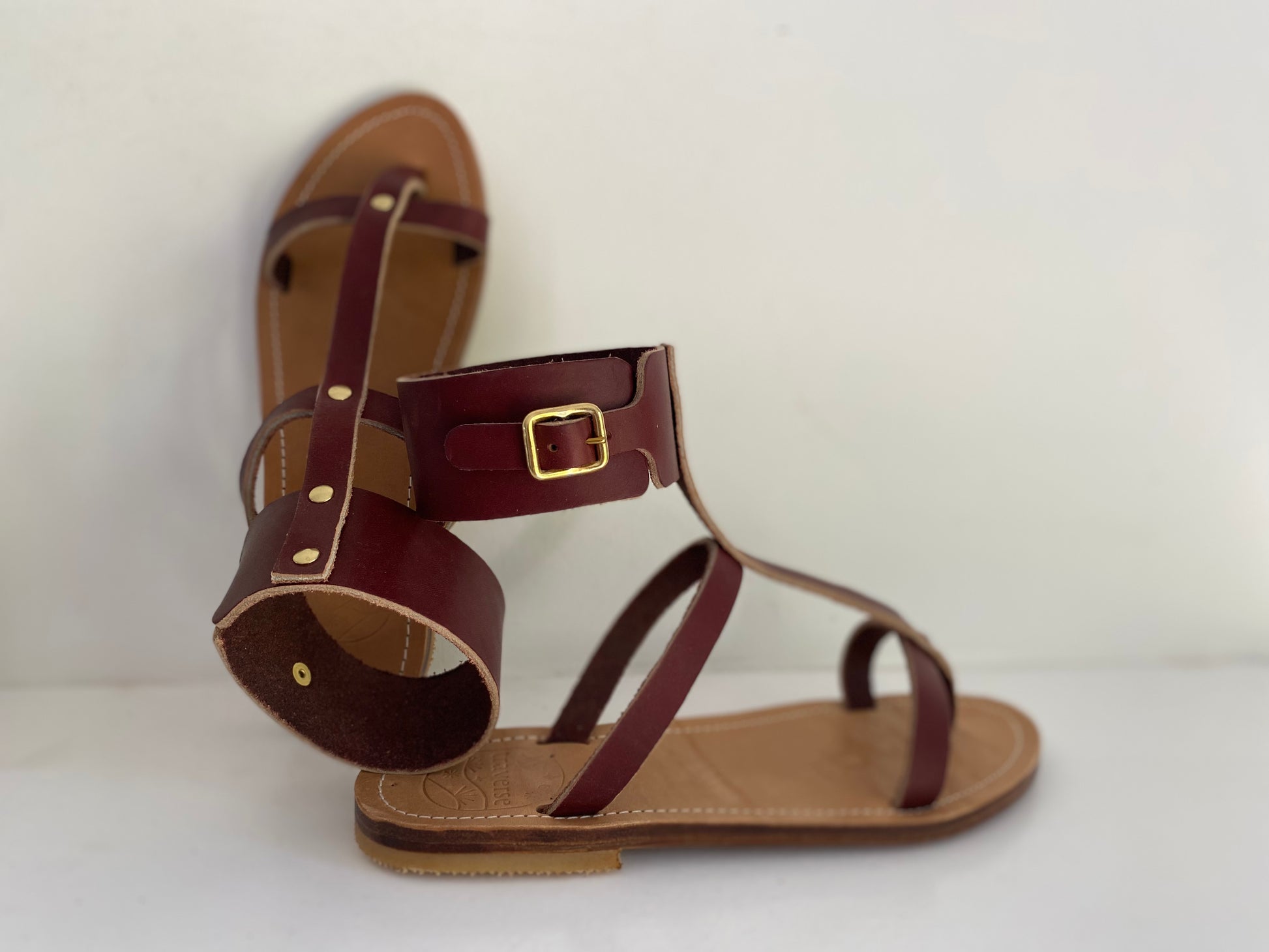 modèle palmyre, nu-pieds traverse : sandales plates et confortables.
Les chaussures ouvertes plamyre sont chic et intemporelles, leur entredoigt et le bracelet de cheville haut permettent un maintient très confortable.
La boucle sur le bracelet de cheville permet d'ajuster les sandales à votre pied.
Ces nu-pieds sont fabriqués artisanalement, à la main à Rennes en France.
Découvrez la genèse et la fabrication d'un nouveau modèle en suivant le lien de l'article.