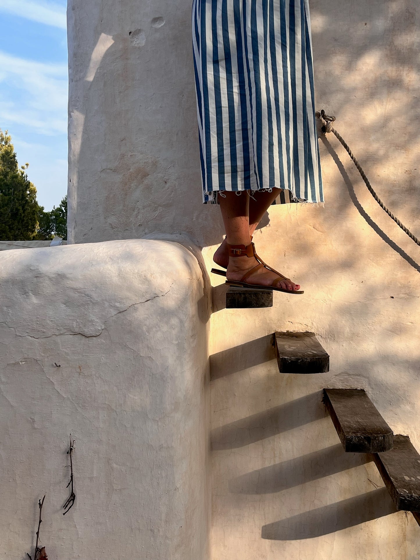 modèle palmyre, nu-pieds traverse : sandales plates et confortables.
Les chaussures ouvertes plamyre sont chic et intemporelles, leur entredoigt et le bracelet de cheville haut permettent un maintient très confortable.
La boucle sur le bracelet de cheville permet d'ajuster les sandales à votre pied.
Ces nu-pieds sont fabriqués artisanalement, à la main à Rennes en France.
Découvrez la genèse et la fabrication d'un nouveau modèle en suivant le lien de l'article.