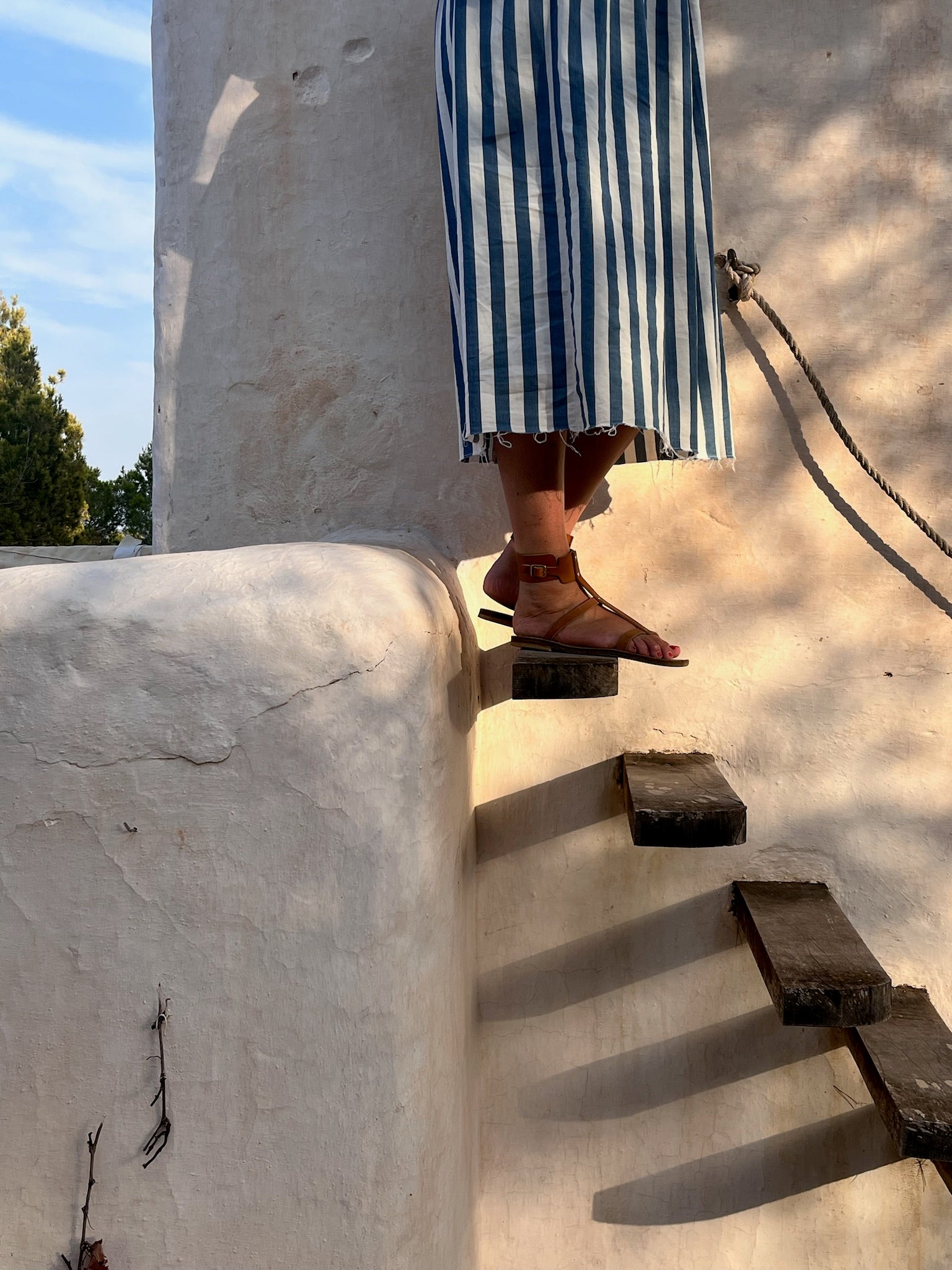 modèle palmyre, nu-pieds traverse : sandales plates et confortables.
Les chaussures ouvertes plamyre sont chic et intemporelles, leur entredoigt et le bracelet de cheville haut permettent un maintient très confortable.
La boucle sur le bracelet de cheville permet d'ajuster les sandales à votre pied.
Ces nu-pieds sont fabriqués artisanalement, à la main à Rennes en France.
Découvrez la genèse et la fabrication d'un nouveau modèle en suivant le lien de l'article.