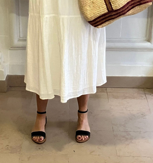 Modèle dune, nu-pieds traverse : sandales plates et confortables.

Les chaussures ouvertes dune sont chic ; intemporel sans entredoigt.


La boucle réglable au dessus de la cheville permet d'ajuster les sandales à votre pied.
Ces nu-pieds sont fabriqués artisanalement, à la main dans l'atelier traverse à Rennes en France.
