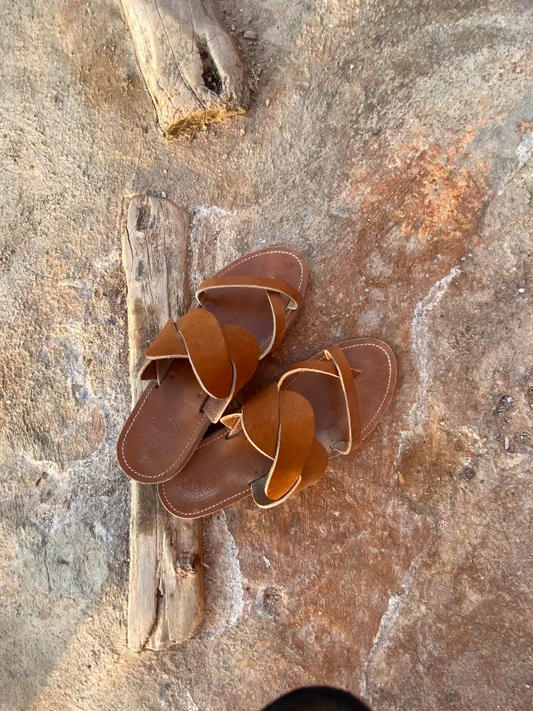 Modèle de sandales idris, les nu-pieds TRAVERSE sont des sandales plates et confortables.
La qualité exceptionnelle des chaussures ouvertes idris en fait un accessoire de mode très noble

