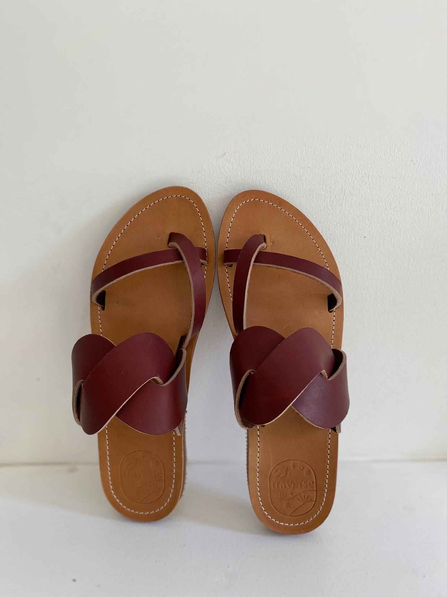 modèle de sandale classique avec un entredoigt et une large tresse sur le coup de pied appelé IDRIS chez TRAVERSE