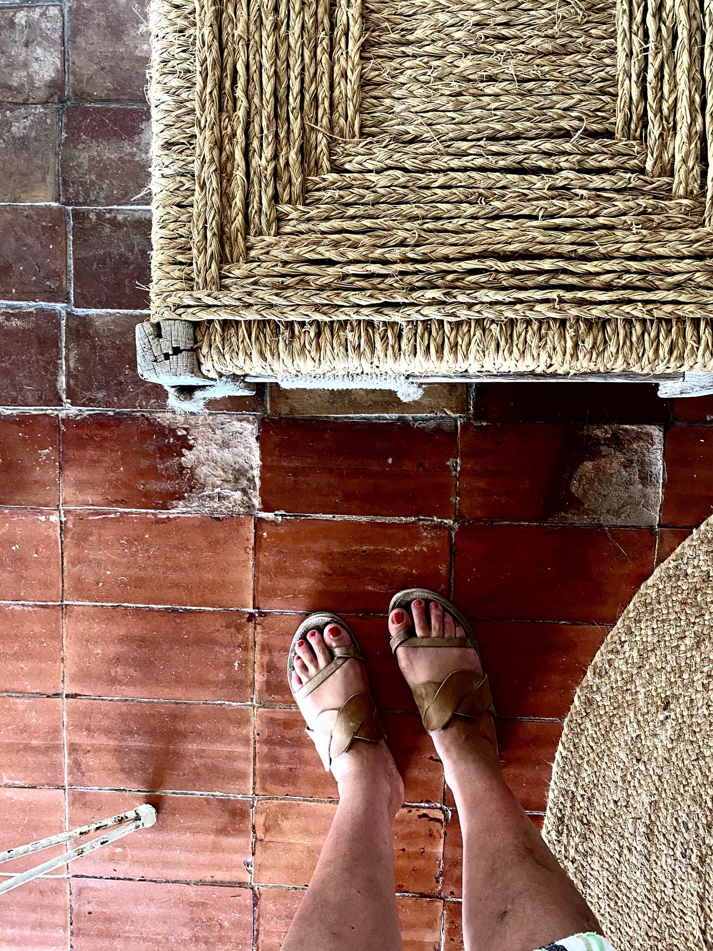sur un ancien sol en terre cuite cette paire de sandale TRAVERSE a une jolie patine du temps : le cuir acquiert un charme tout particulier avec le temps