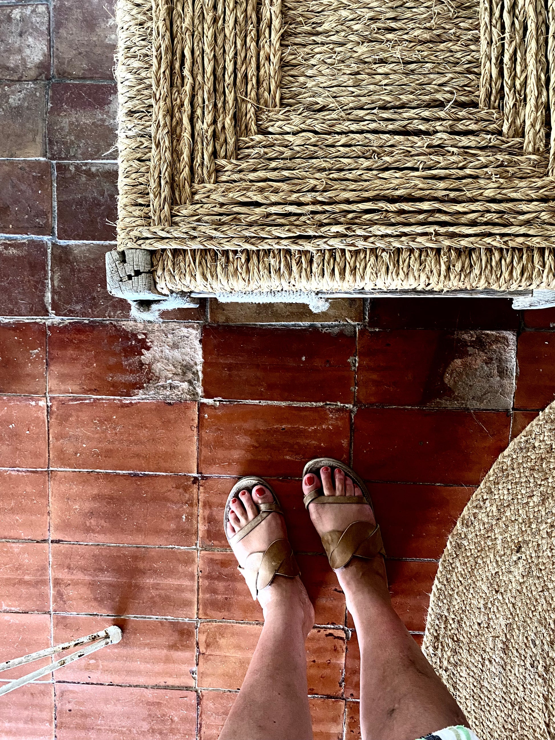 sur un ancien sol en terre cuite cette paire de sandale TRAVERSE a une jolie patine du temps : le cuir acquiert un charme tout particulier avec le temps