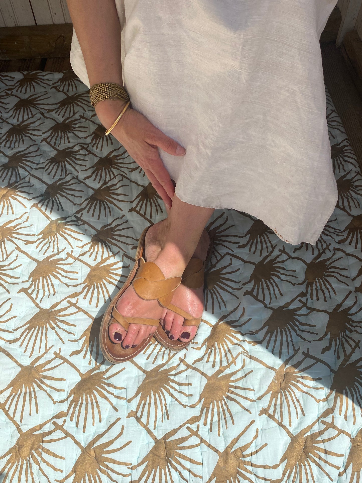

La large tresse sur le coup de pied du modèle IDRIS de TRAVERSE permet un excellent maintient et apporte un caractère original et élégant pour ce modèle mule.

