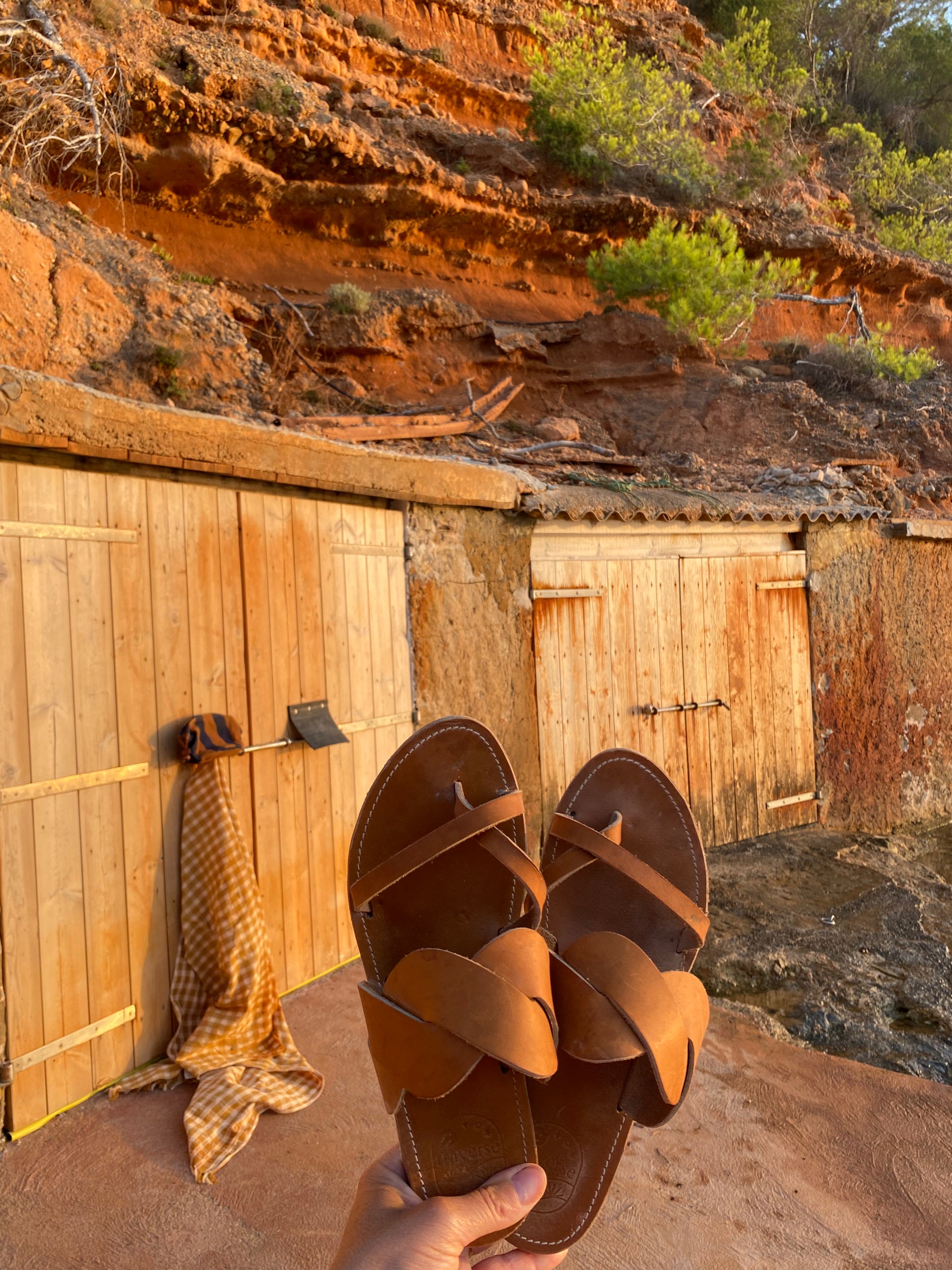 porté dans un crique à Ibiza, cette paire de mule de la marque de sandales TRAVERSE est parfaite pour la plage