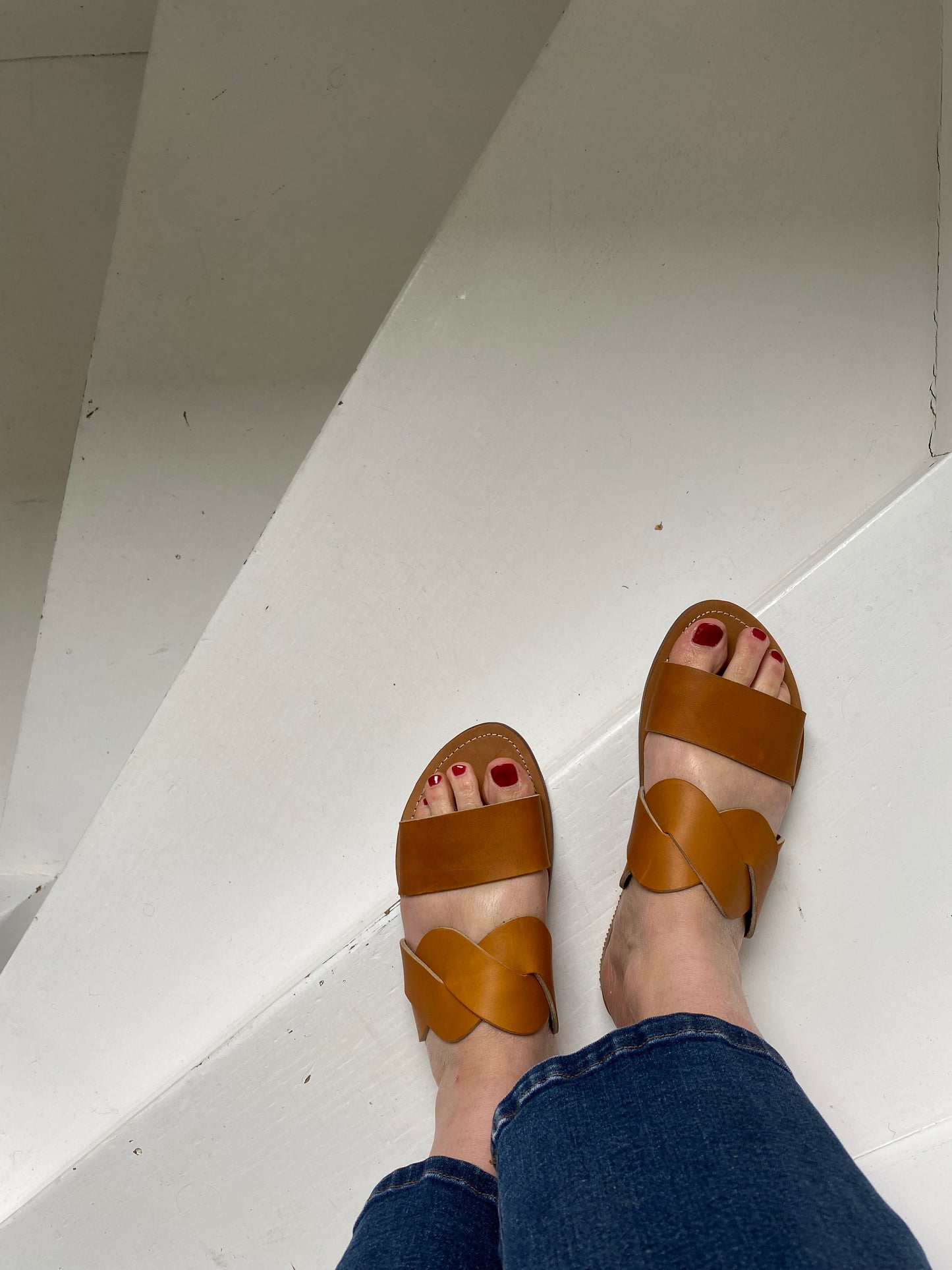 modèle IDRIS D de la marque de sandale TRAVERSE. Elles sont portées avec un jean. C'est une variante du modèle sans entredoigt.