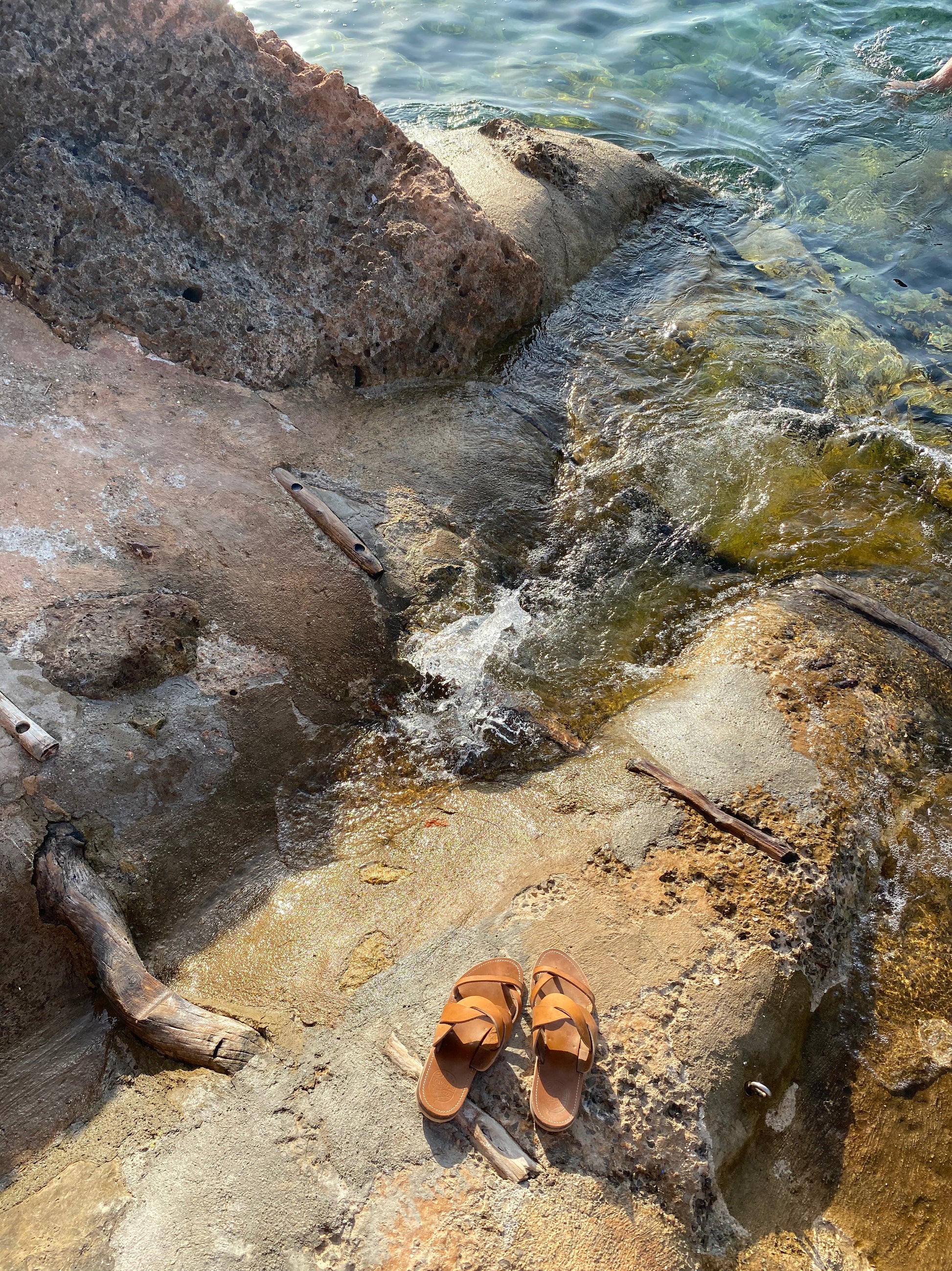 Modèle idris, nu-pieds traverse

Les lanières fines croisées sur l'avant du pied et l'entredoigt permettent un très bon maintient du pied.

