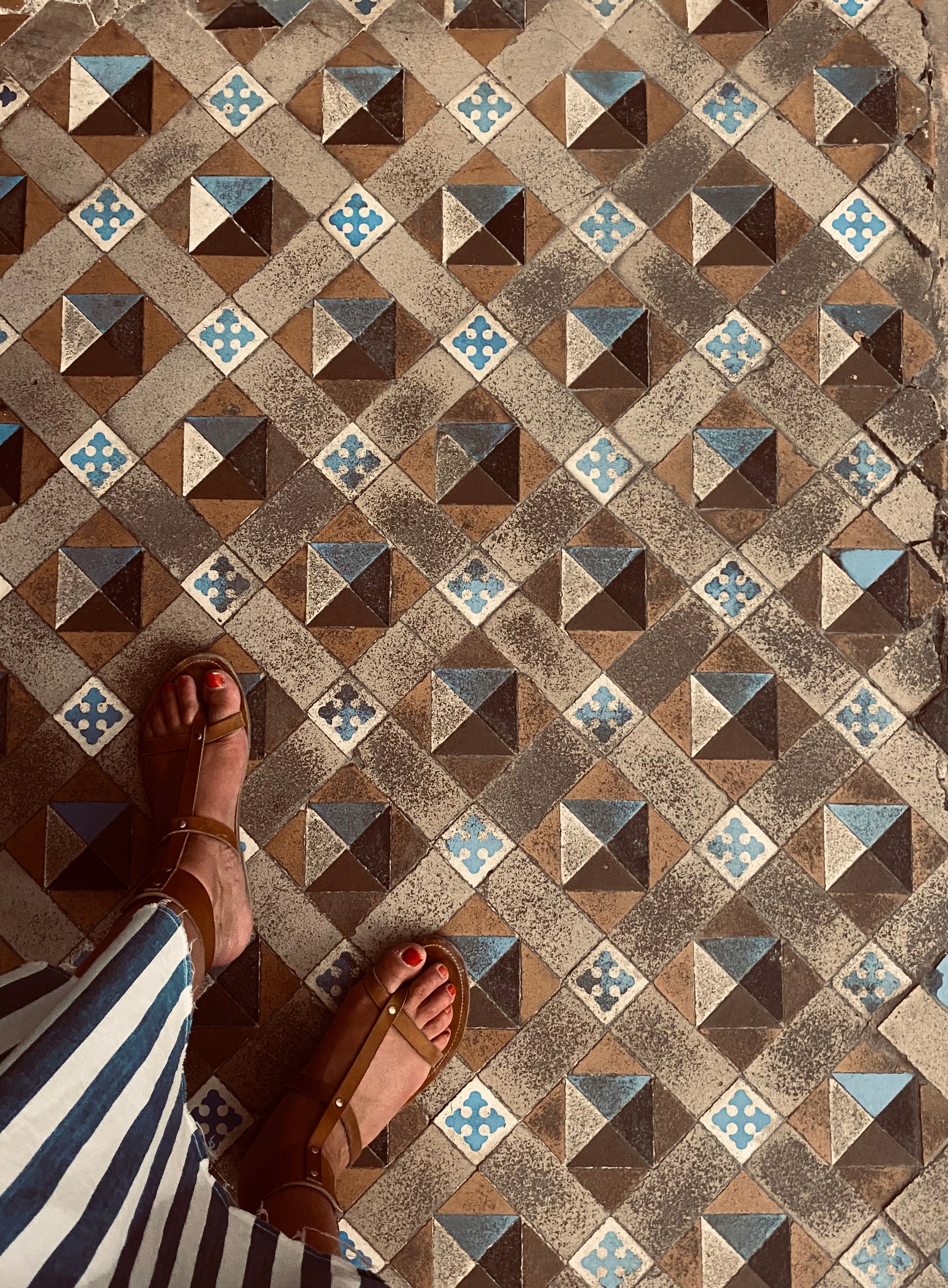 modèle palmyre, nu-pieds traverse : sandales plates et confortables.
Les chaussures ouvertes plamyre sont chic et intemporelles, leur entredoigt et le bracelet de cheville haut permettent un maintient très confortable.
La boucle sur le bracelet de cheville permet d'ajuster les sandales à votre pied.
Ces nu-pieds sont fabriqués artisanalement, à la main à Rennes en France.
Découvrez la genèse et la fabrication d'un nouveau modèle en suivant le lien de l'article.