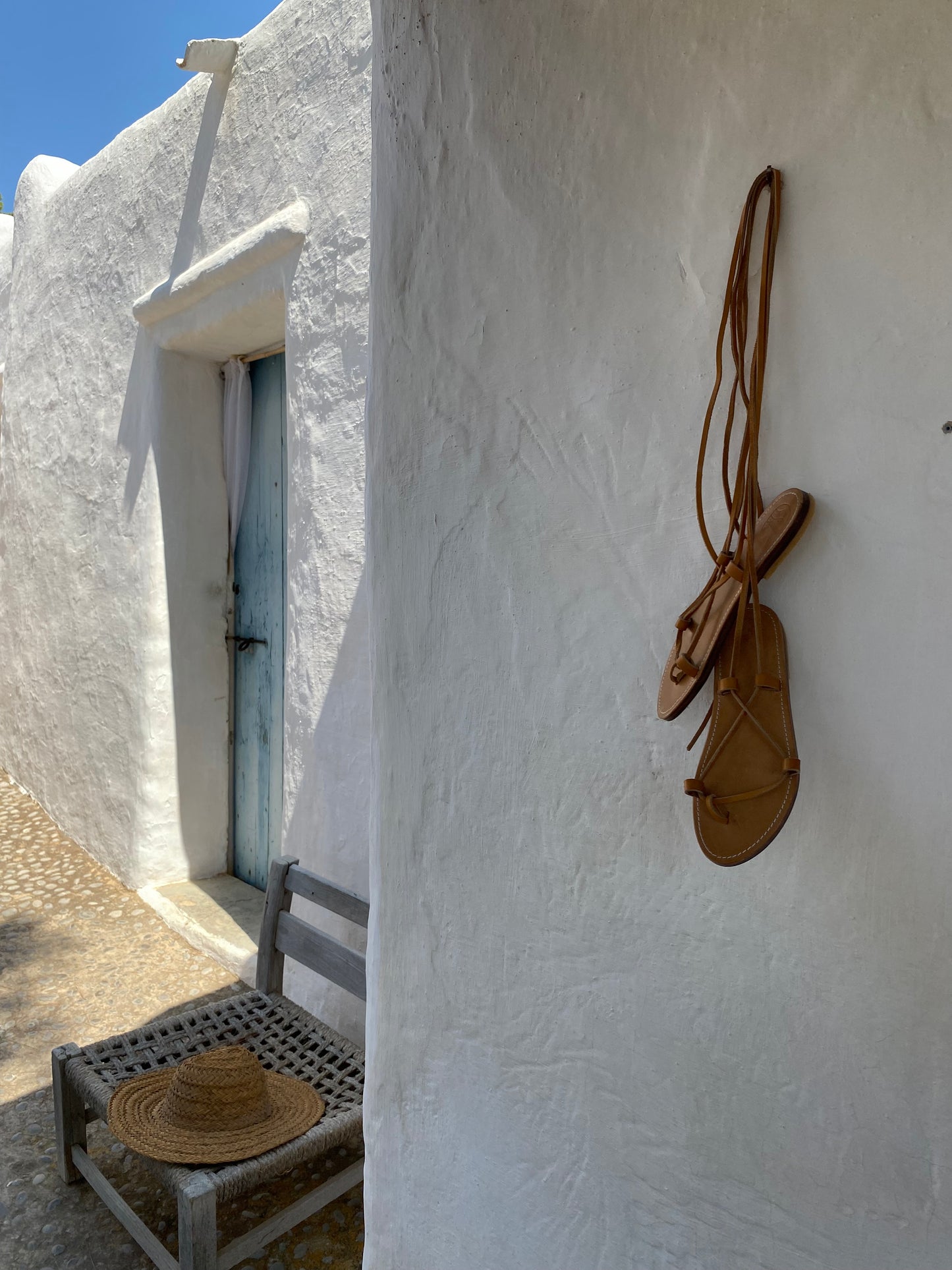 Modèle anytè, nu-pieds traverse : sandales plates et confortables.
Les chaussures ouvertes anytè sont très chic et intemporelles : elles se lacent autour de la cheville comme les sandales grecques des origines.
Modèle intemporel, comme un retour aux sources, un éloge de la simplicité.
Le laçage autour du pied et de la cheville permet aux sandales de s'adapter à toutes les morphologies de pied.
Ces nu-pieds sont fabriqués artisanalement, à la main à Rennes en France.
Anytè de Tégée, est une poétesse grecque.