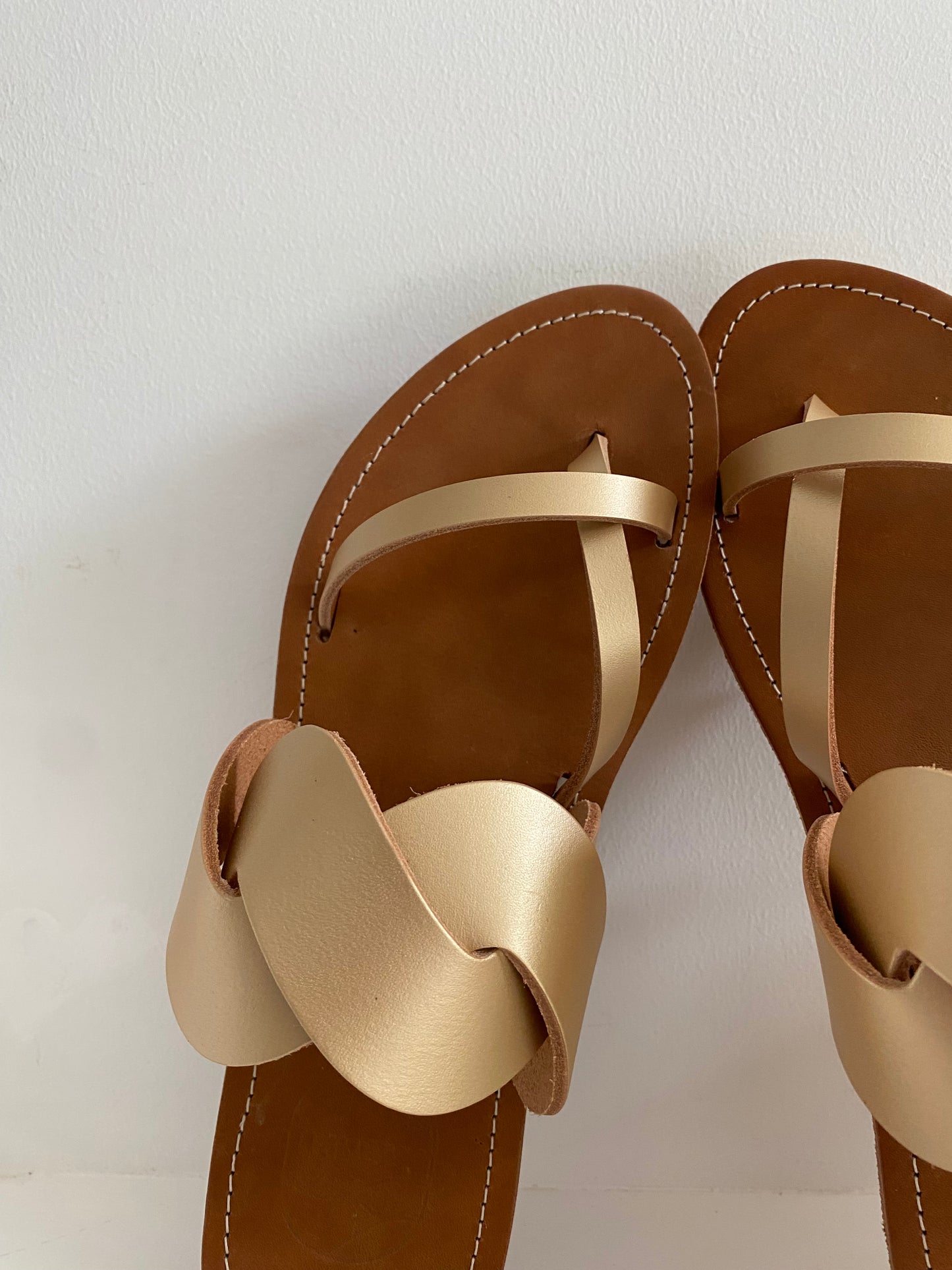 mule IDRIS en cuir doré. Ces nu-pieds sont fabrisqués à Rennes par TRAVERSE