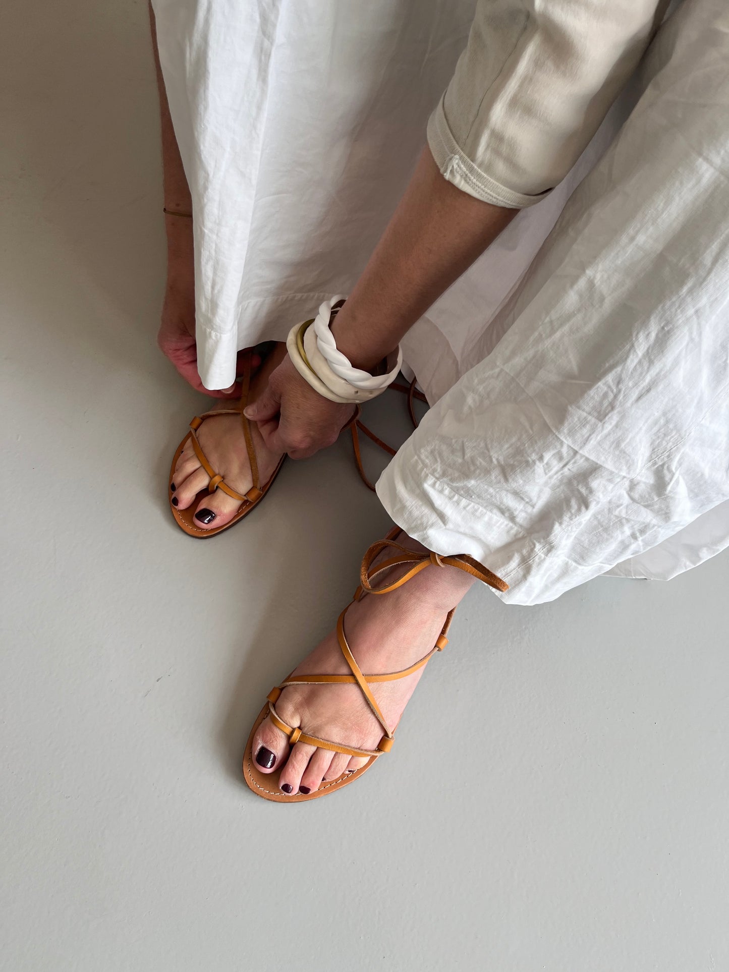 Modèle anytè, nu-pieds traverse : sandales plates et confortables.
Les chaussures ouvertes anytè sont très chic et intemporelles : elles se lacent autour de la cheville comme les sandales grecques des origines.
Modèle intemporel, comme un retour aux sources, un éloge de la simplicité.
Le laçage autour du pied et de la cheville permet aux sandales de s'adapter à toutes les morphologies de pied.
Ces nu-pieds sont fabriqués artisanalement, à la main à Rennes en France.
Anytè de Tégée, est une poétesse grecque.
