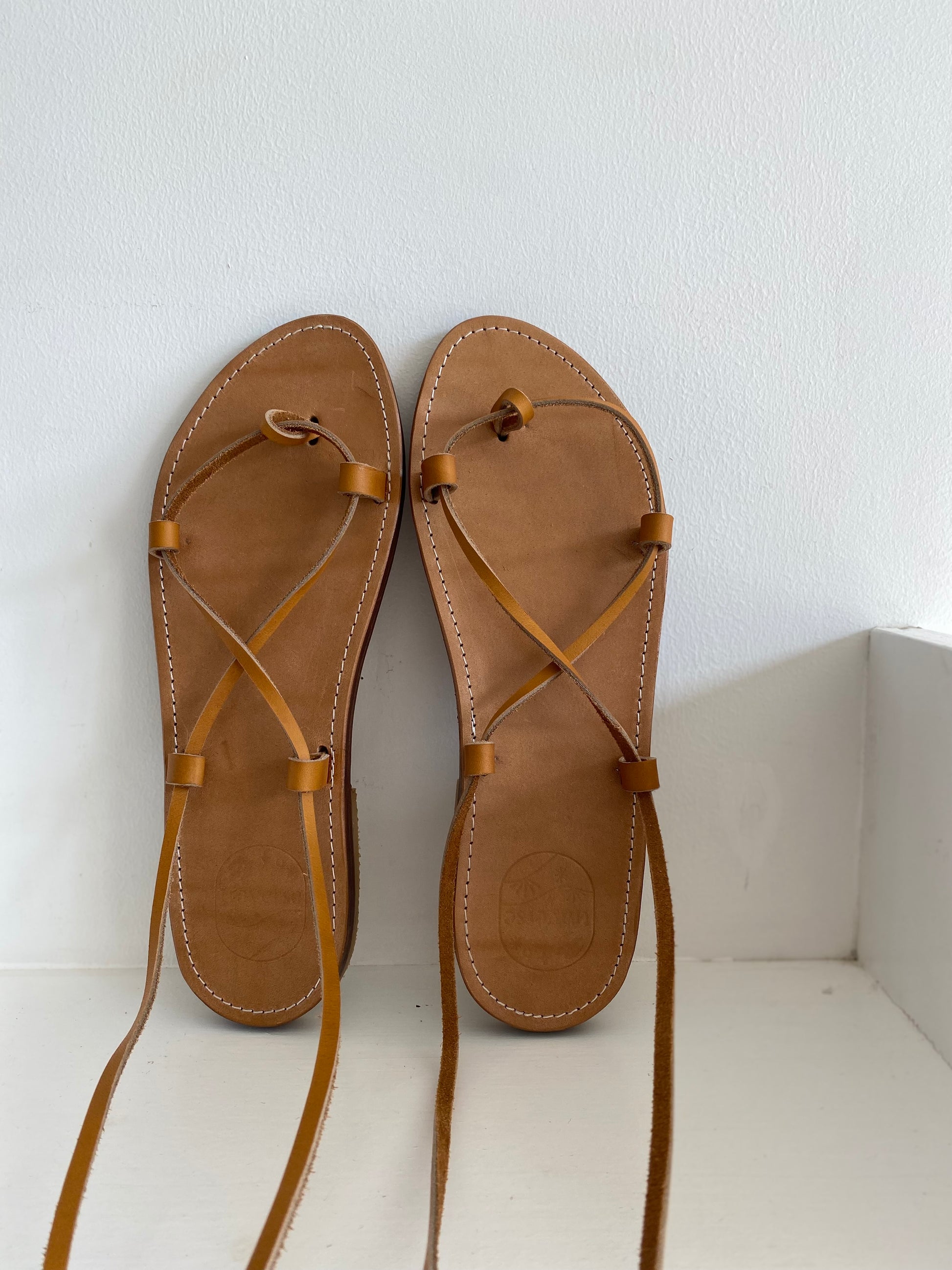 Modèle anytè, nu-pieds traverse : sandales plates et confortables.
Les chaussures ouvertes anytè sont très chic et intemporelles : elles se lacent autour de la cheville comme les sandales grecques des origines.
Modèle intemporel, comme un retour aux sources, un éloge de la simplicité.
Le laçage autour du pied et de la cheville permet aux sandales de s'adapter à toutes les morphologies de pied.
Ces nu-pieds sont fabriqués artisanalement, à la main à Rennes en France.
Anytè de Tégée, est une poétesse grecque.