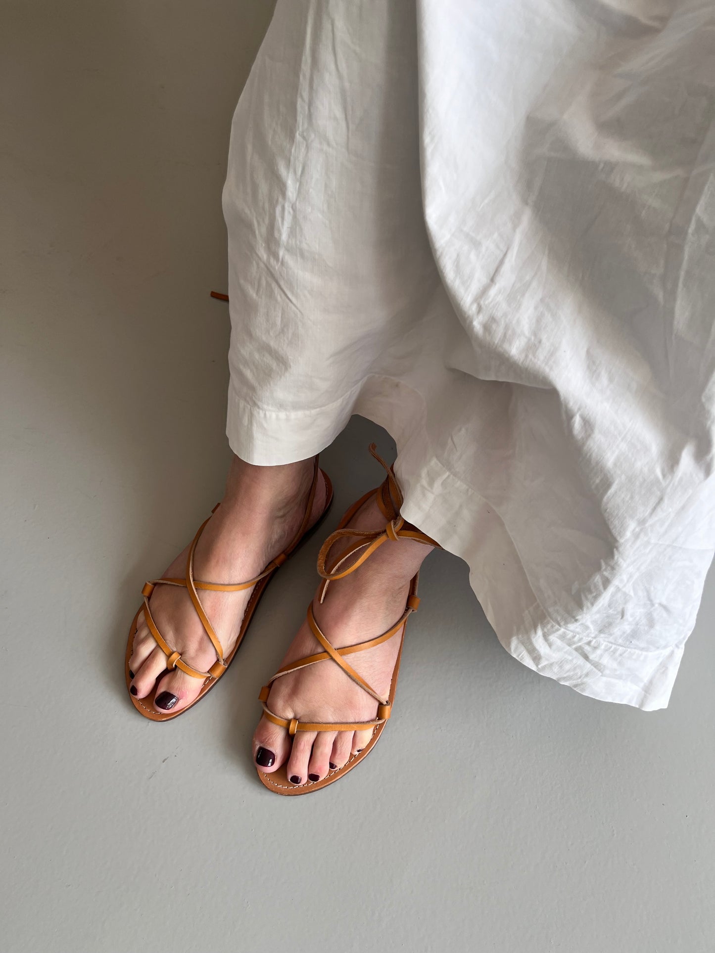 Modèle anytè, nu-pieds traverse : sandales plates et confortables.
Les chaussures ouvertes anytè sont très chic et intemporelles : elles se lacent autour de la cheville comme les sandales grecques des origines.
Modèle intemporel, comme un retour aux sources, un éloge de la simplicité.
Le laçage autour du pied et de la cheville permet aux sandales de s'adapter à toutes les morphologies de pied.
Ces nu-pieds sont fabriqués artisanalement, à la main à Rennes en France.
Anytè de Tégée, est une poétesse grecque.