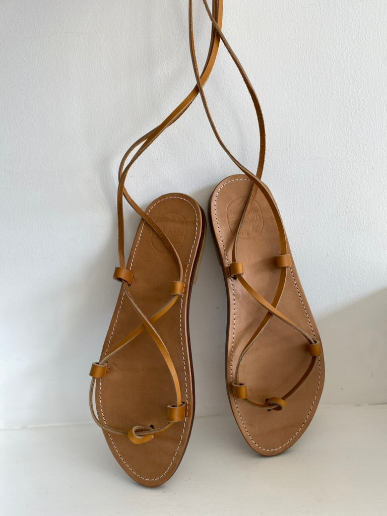 Modèle anytè, nu-pieds traverse : sandales plates et confortables.
Les chaussures ouvertes anytè sont très chic et intemporelles : elles se lacent autour de la cheville comme les sandales grecques des origines.
Modèle intemporel, comme un retour aux sources, un éloge de la simplicité.
Le laçage autour du pied et de la cheville permet aux sandales de s'adapter à toutes les morphologies de pied.
Ces nu-pieds sont fabriqués artisanalement, à la main à Rennes en France.
Anytè de Tégée, est une poétesse grecque.