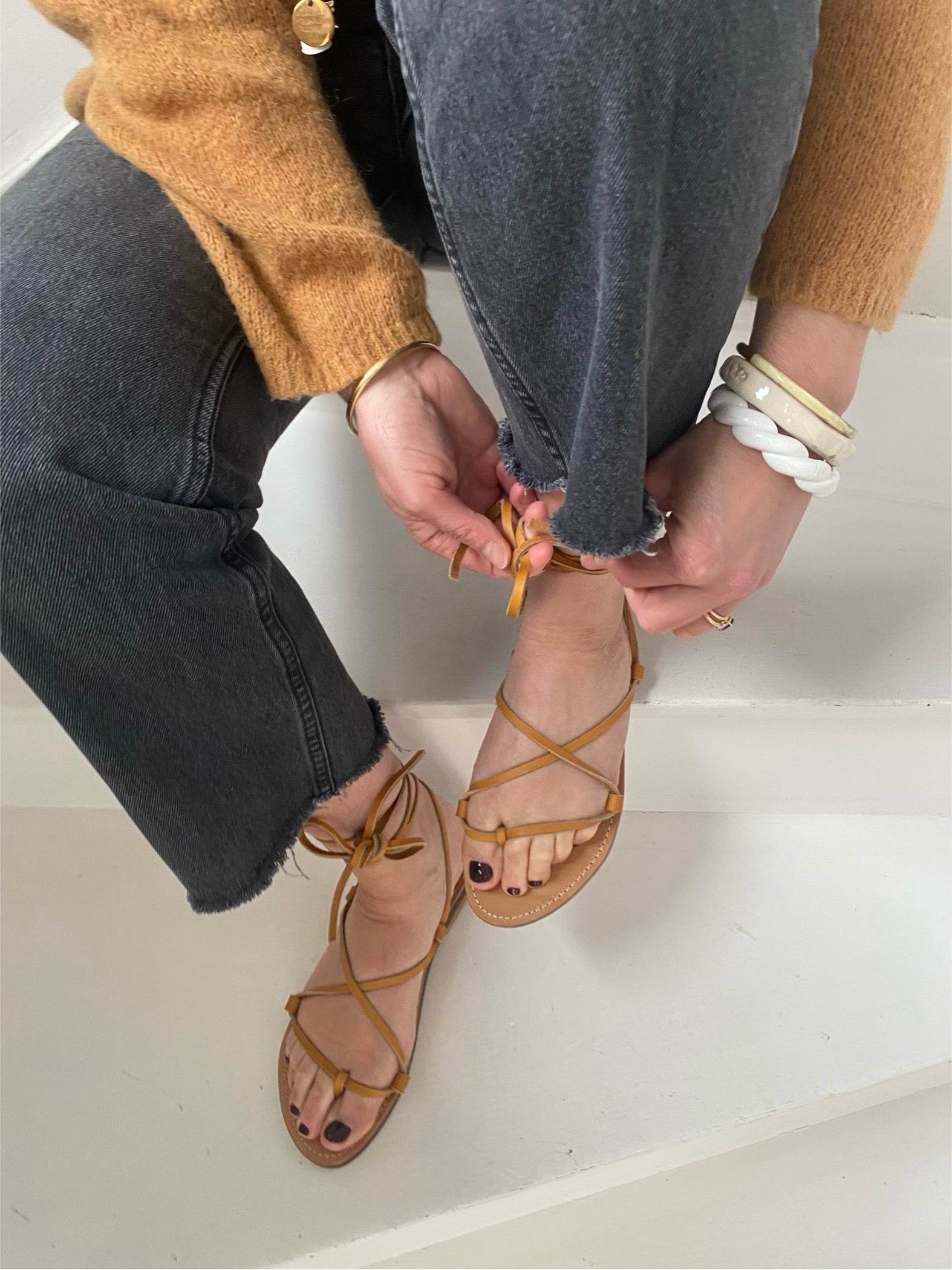 Modèle anytè, nu-pieds traverse : sandales plates et confortables.
Les chaussures ouvertes anytè sont très chic et intemporelles : elles se lacent autour de la cheville comme les sandales grecques des origines.
Modèle intemporel, comme un retour aux sources, un éloge de la simplicité.
Le laçage autour du pied et de la cheville permet aux sandales de s'adapter à toutes les morphologies de pied.
Ces nu-pieds sont fabriqués artisanalement, à la main à Rennes en France.
Anytè de Tégée, est une poétesse grecque.