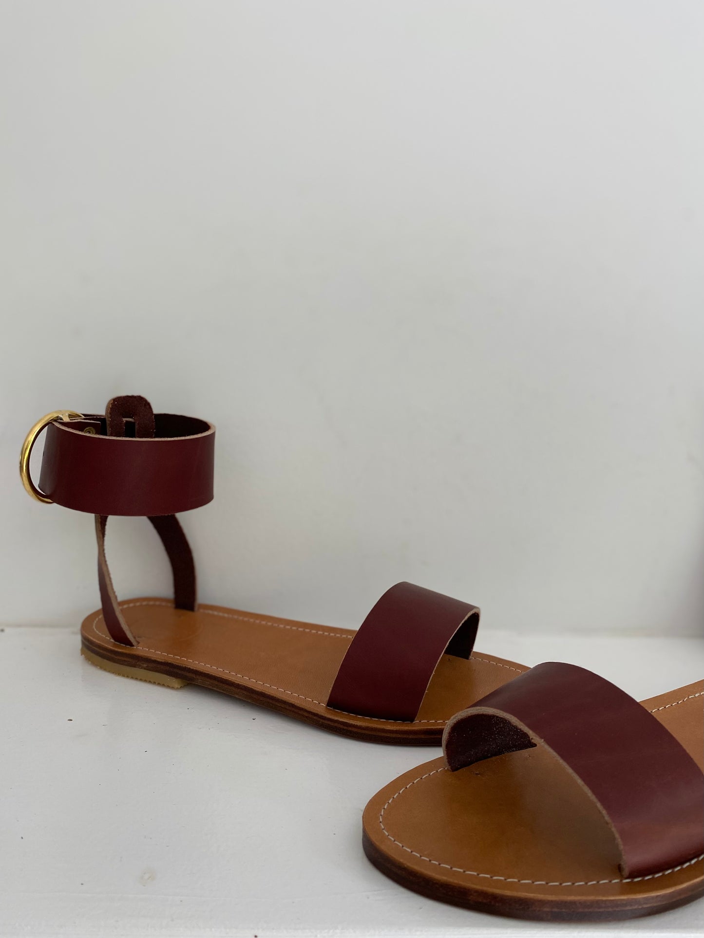 Modèle georgia, nu-pieds traverse : sandales plates et confortables.
Les chaussures ouvertes georgia sont chic et intemporelles, elles n'ont pas d'entredoigt.
La boucle haute (4cm de diamètre) est réglable et permet d'ajuster les sandales à votre pied.
la lanière large (4cm) aux orteils apporte un grand confort de maintient.
Ces nu-pieds sont fabriqués artisanalement, à la main, à Rennes en France.