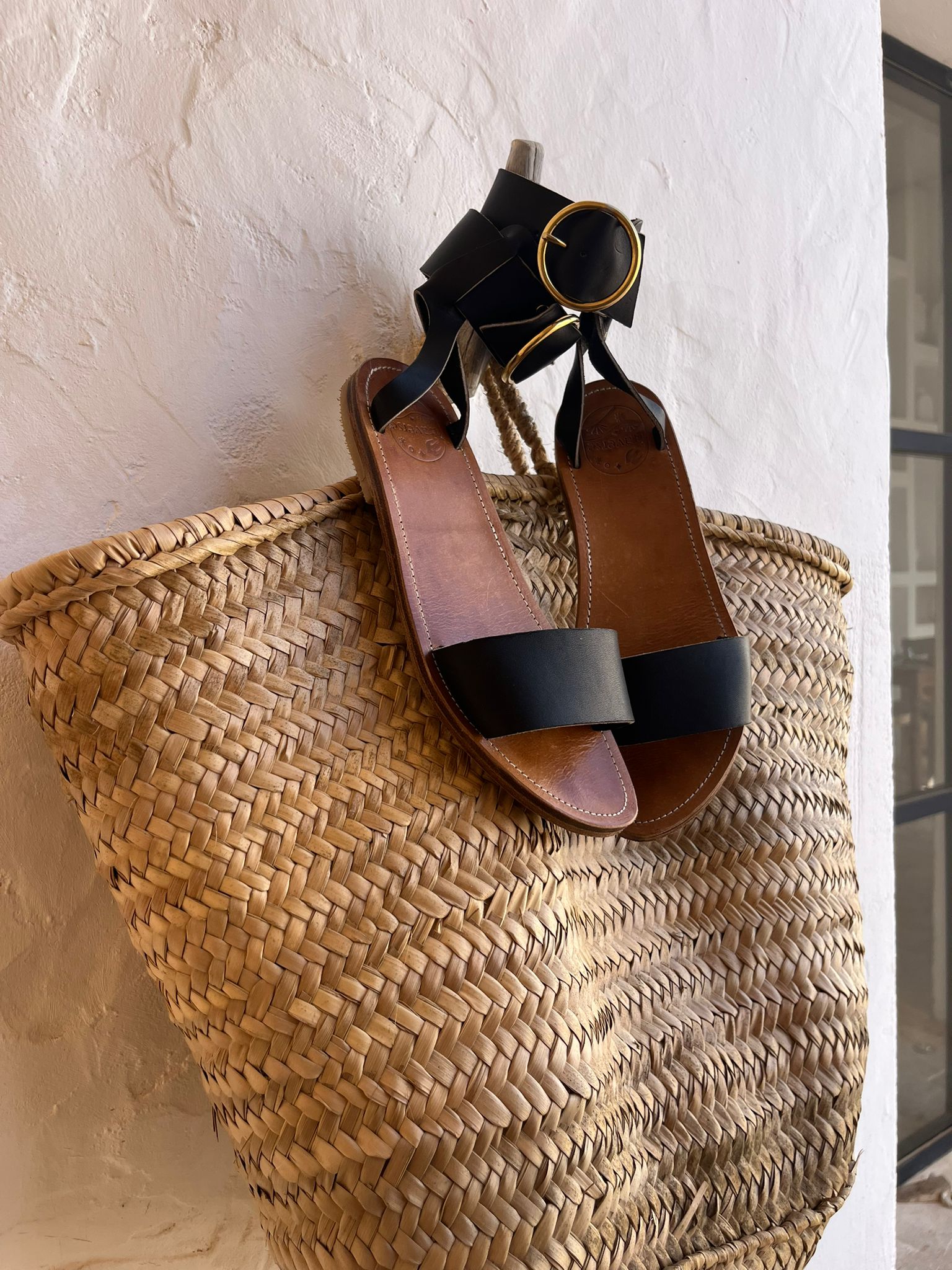 Modèle georgia, nu-pieds traverse : sandales plates et confortables.
Les chaussures ouvertes georgia sont chic et intemporelles, elles n'ont pas d'entredoigt.
La boucle haute (4cm de diamètre) est réglable et permet d'ajuster les sandales à votre pied.
la lanière large (4cm) aux orteils apporte un grand confort de maintient.
Ces nu-pieds sont fabriqués artisanalement, à la main, à Rennes en France.