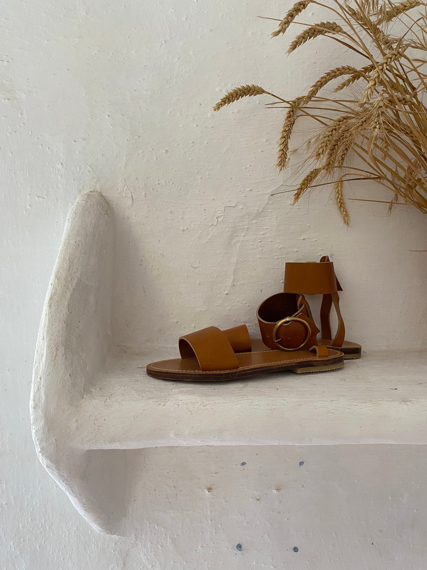 Modèle georgia, nu-pieds traverse : sandales plates et confortables.
Les chaussures ouvertes georgia sont chic et intemporelles, elles n'ont pas d'entredoigt.
La boucle haute (4cm de diamètre) est réglable et permet d'ajuster les sandales à votre pied.
la lanière large (4cm) aux orteils apporte un grand confort de maintient.
Ces nu-pieds sont fabriqués artisanalement, à la main, à Rennes en France.