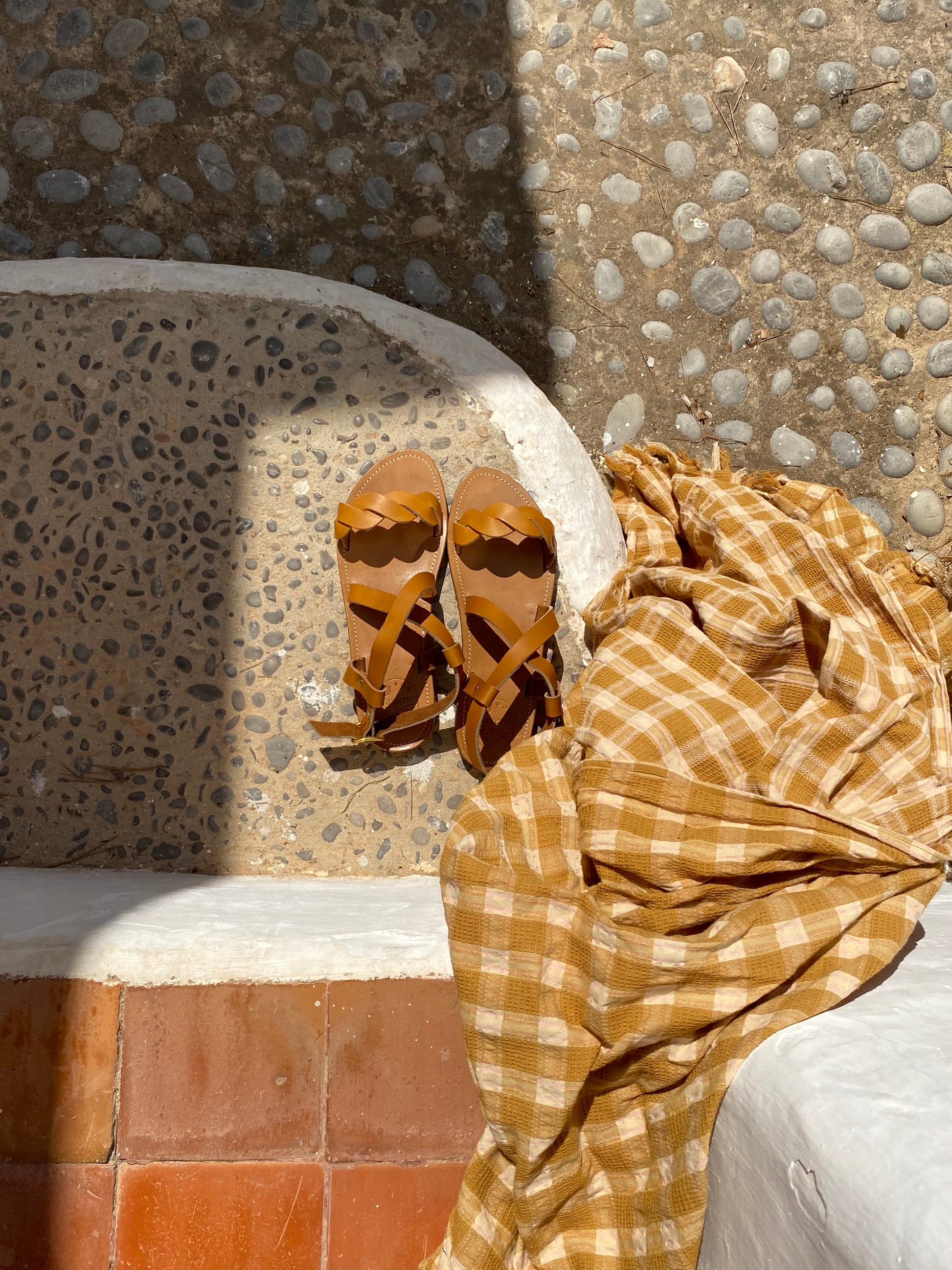 Nu-pieds TRAVERSE plats et confortables.

La tresse sur les orteils est particulièrement élégante et confortable.

La boucle autour de la cheville permet d'ajuster les sandales et le croisé sur le pied.

Ces nu-pieds sont fabriqués artisanalement, à la main, à Rennes avec des matières premières de grande qualité.