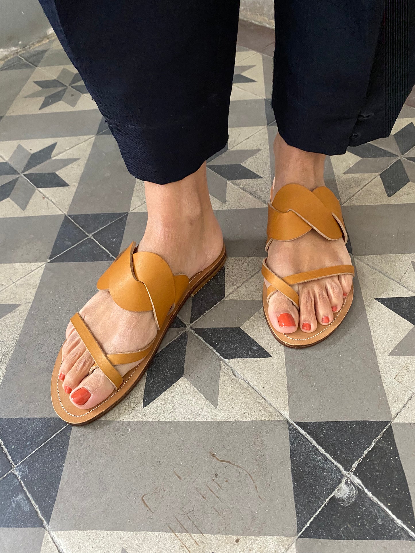 sandales en cuir d'exception modèle IDRIS de chez TRAVERSE cuir de couleur naturel : chic et intemporel