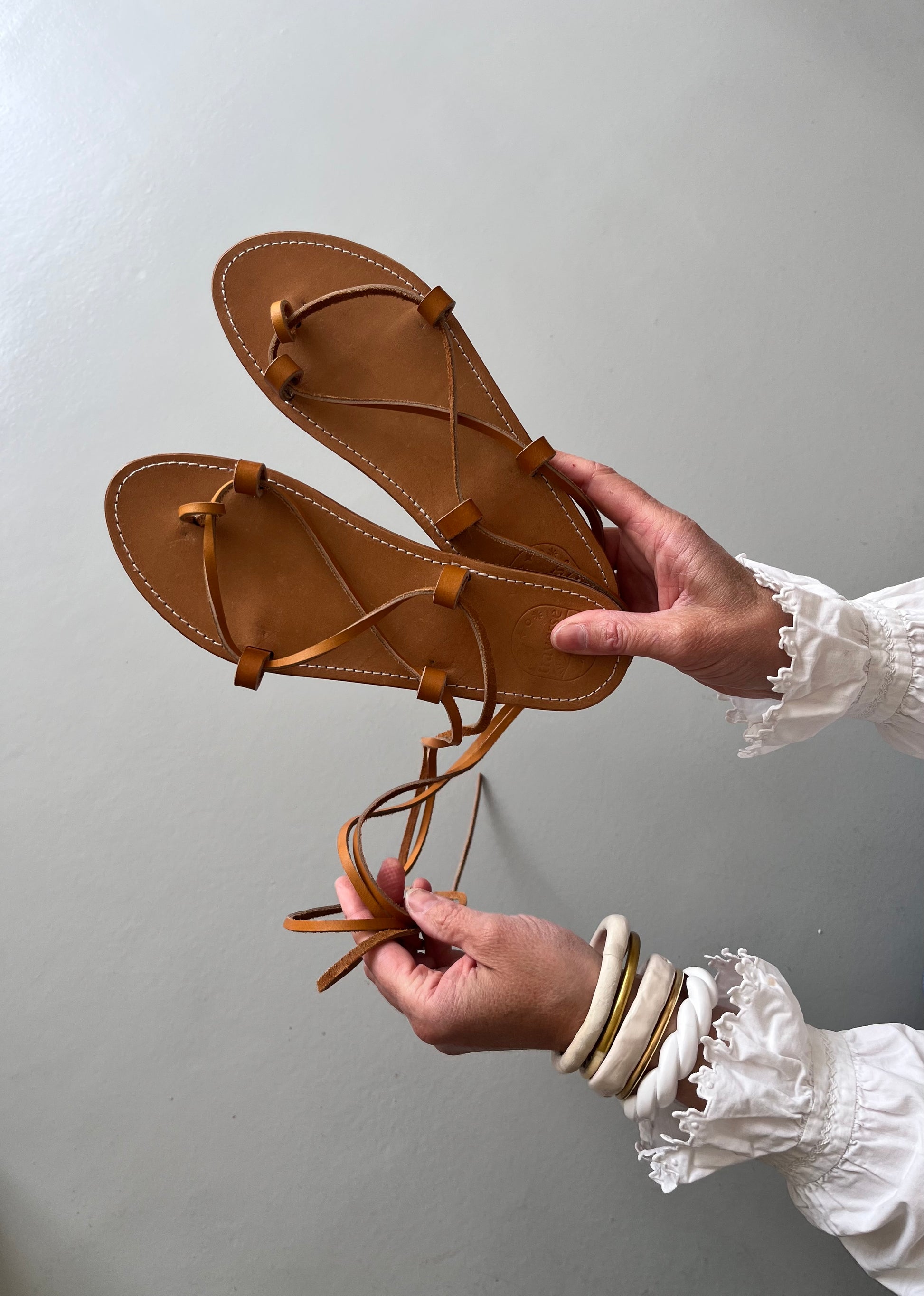 Modèle anytè, nu-pieds traverse : sandales plates et confortables.
Les chaussures ouvertes anytè sont très chic et intemporelles : elles se lacent autour de la cheville comme les sandales grecques des origines.
Modèle intemporel, comme un retour aux sources, un éloge de la simplicité.
Le laçage autour du pied et de la cheville permet aux sandales de s'adapter à toutes les morphologies de pied.
Ces nu-pieds sont fabriqués artisanalement, à la main à Rennes en France.
Anytè de Tégée, est une poétesse grecque.