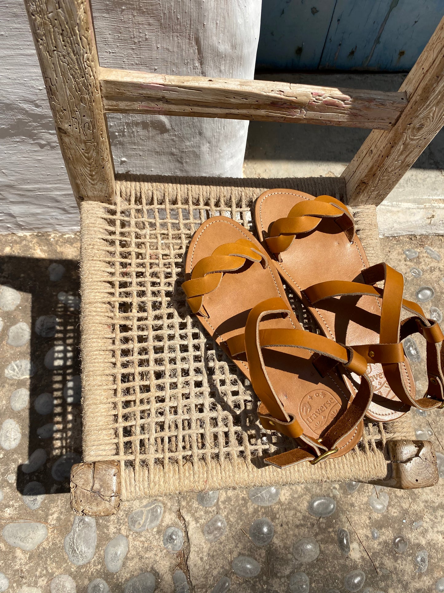 Nu-pieds TRAVERSE plats et confortables.

La tresse sur les orteils est particulièrement élégante et confortable.

La boucle autour de la cheville permet d'ajuster les sandales et le croisé sur le pied.

Ces nu-pieds sont fabriqués artisanalement, à la main, à Rennes avec des matières premières de grande qualité.