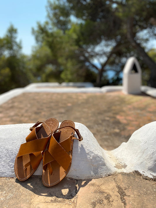 nu-pieds en cuir véritable soleil été sur les toits d'une finca à Ibiza

Modèle aimée, nu-pieds traverse sandales plates et confortables.

Modèle classique aimée chic et intemporel.

L'entredoigt permet un très bon maintient du pied;
La boucle réglable derrière le talon permet d'ajuster les sandales à votre pied.
Ces nu-pieds sont fabriqués artisanalement, à la main à Rennes en bretagne.