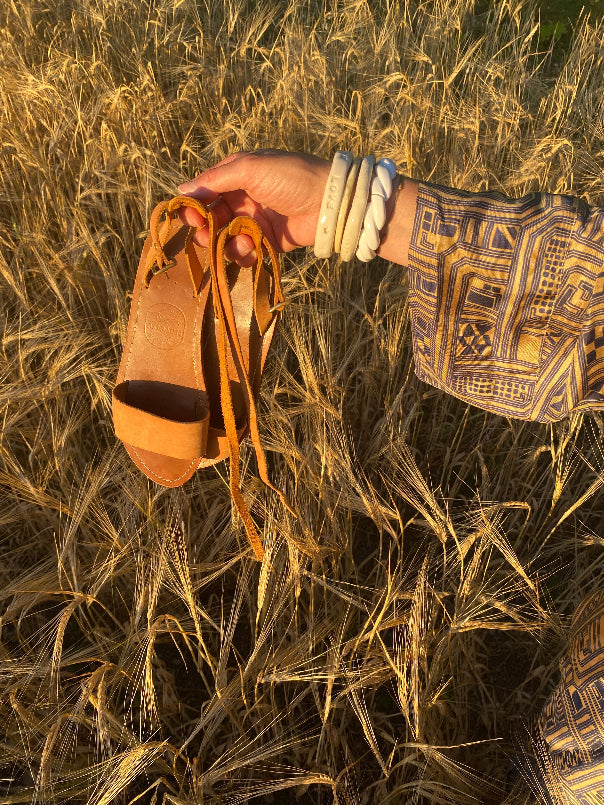 sandales en cuir fabriquées artisanalement à RENNES au milieu d'un champ de blé au coucher du soleil

Modèle dune, nu-pieds traverse : sandales plates et confortables.

Les chaussures ouvertes dune sont chic ; intemporel sans entredoigt.

La boucle réglable au dessus de la cheville permet d'ajuster les sandales à votre pied.
Ces nu-pieds sont fabriqués artisanalement, à la main dans l'atelier traverse à Rennes en France.