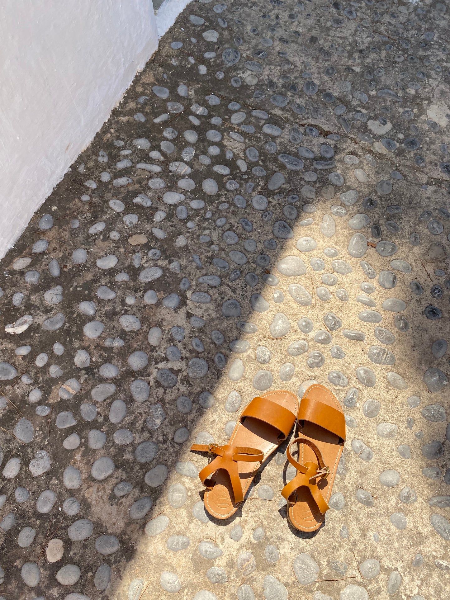 large bride sur les orteils et fine lanières à la cheville

Modèle dune, nu-pieds traverse : sandales plates et confortables.

Les chaussures ouvertes dune sont chic ; intemporel sans entredoigt.

La boucle réglable au dessus de la cheville permet d'ajuster les sandales à votre pied.
Ces nu-pieds sont fabriqués artisanalement, à la main dans l'atelier traverse à Rennes en France.