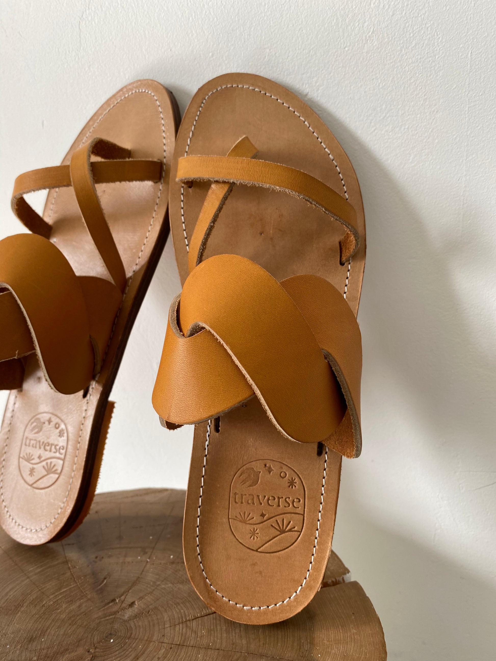 Modèle idris, nu-pieds traverse : sandales plates et confortables.

Les chaussures ouvertes idris sont chic et intemporelles.

La large tresse sur le coup de pied permet un excellent maintient et apporte un caractère original et élégant pour ce modèle mule.

Les lanières fines croisées sur l'avant du pied et l'entredoigt permettent un très bon maintient du pied.

Ce modèle peut être réalisé dans une variante avec une lanière aux orteils sans entredoigt.

L'option de lanière à l'arrière est également