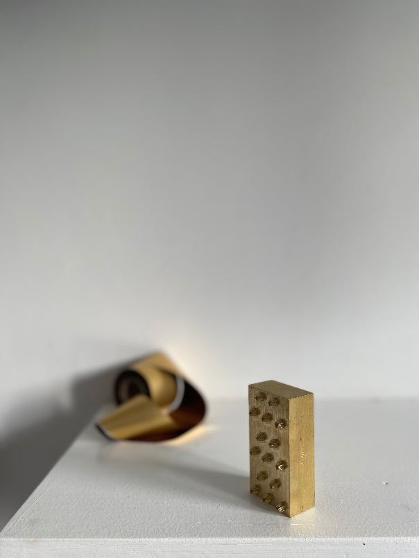 les outils du marquage des étoiles.
Chaque étape est fabriquée à la main dans notre atelier à Rennes
Un petit plus qui brille ou ton sur ton ultra tendance.
Une touche de doré indispensable dans un vestiaire.