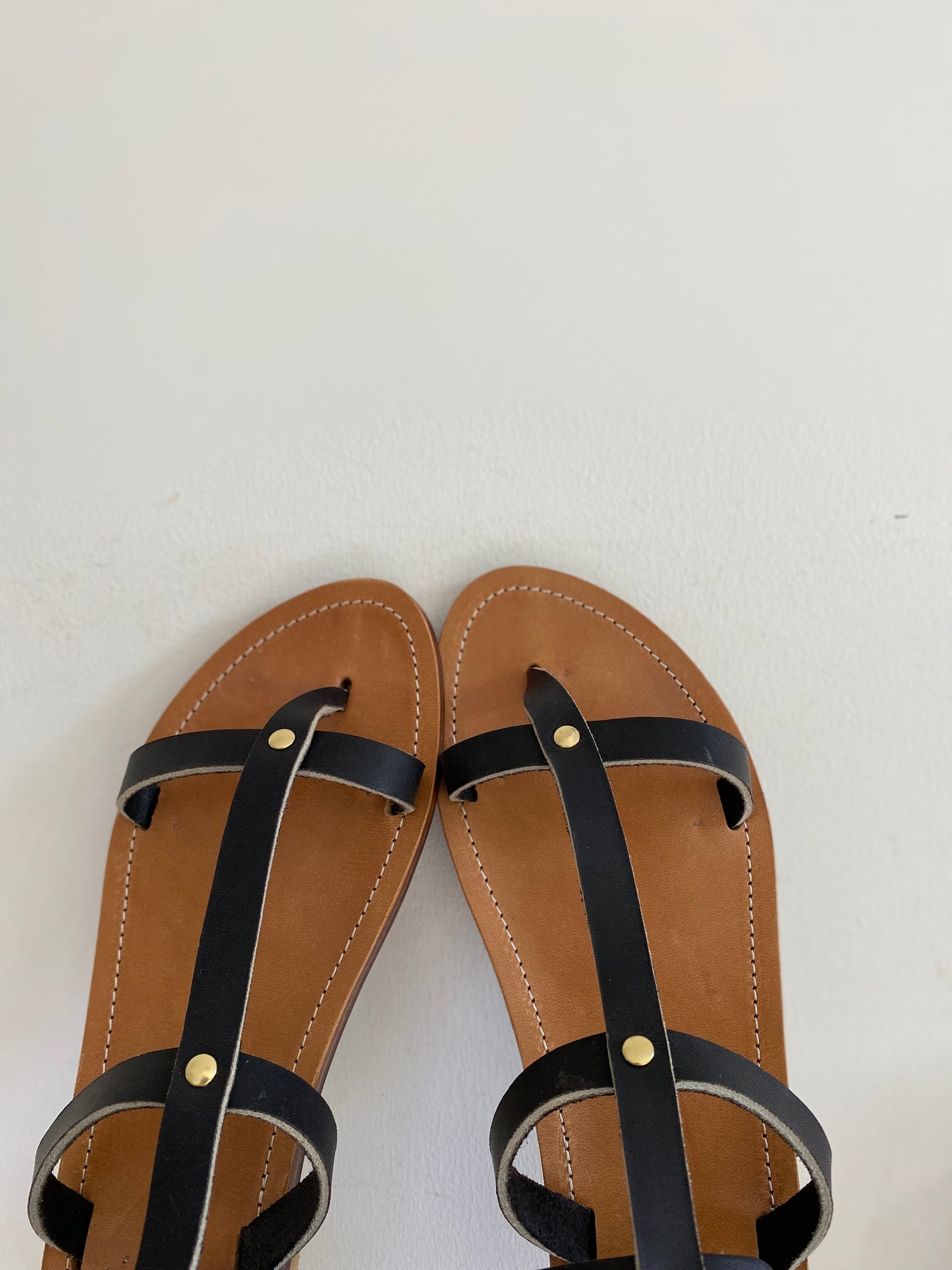 modèle palmyre, nu-pieds traverse : sandales plates et confortables.
Les chaussures ouvertes plamyre sont chic et intemporelles, leur entredoigt et le bracelet de cheville haut permettent un maintient très confortable.
La boucle sur le bracelet de cheville permet d'ajuster les sandales à votre pied.
Ces nu-pieds sont fabriqués artisanalement, à la main à Rennes en France.
Découvrez la genèse et la fabrication d'un nouveau modèle en suivant le lien de l'article.