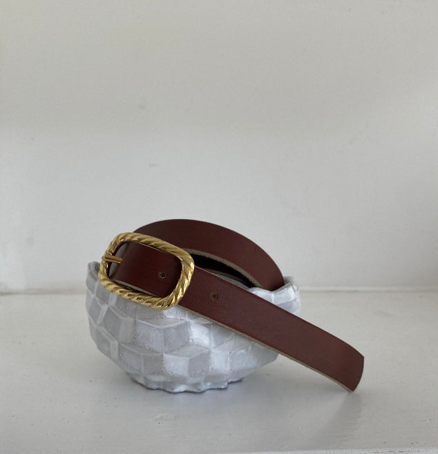 fine ceinture en cuir châtaigne pour femmes
fabrication française éco responsable.
fabriquée à Rennes, à la main dans un atelier en France.
