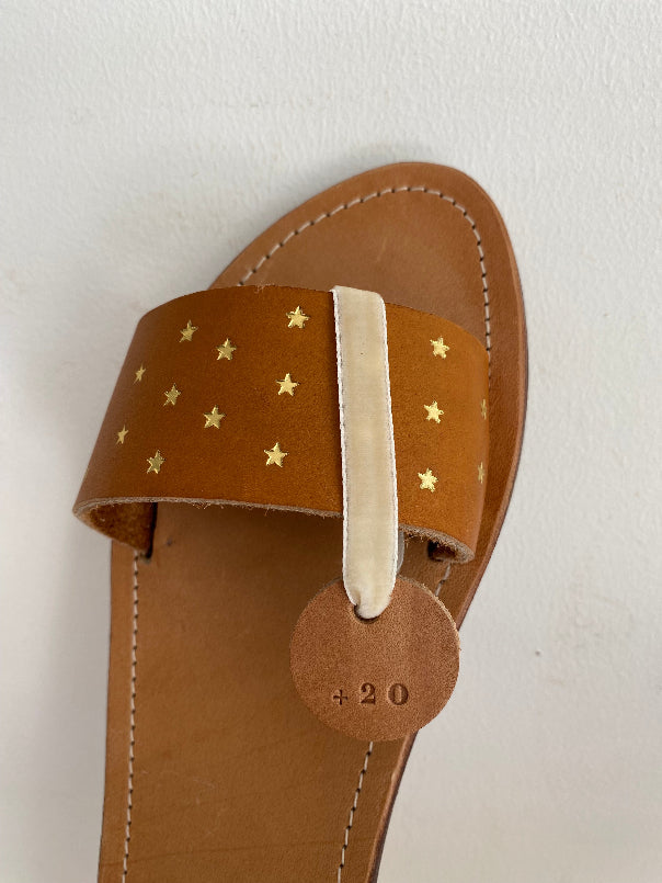 Cette option  a un surcout de 20€, elle vous permet d'ajouter sur le cuir au tannage végétal de votre paire de nu-pieds (dune, alma, palmyre, idris, aimée, freya, georgia, gypsy ou anytè) des étoiles dorées à chaud ultra tendance.
Une touche originale qui pimpe des sandales et devient un indispensable dans un vestiaire.