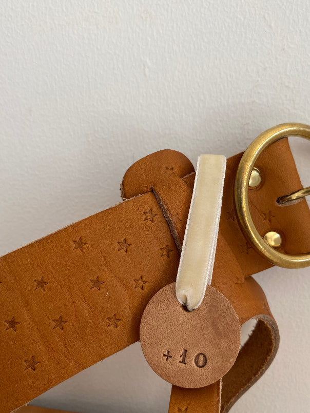Cette option  a un surcout de 10€, elle vous permet d'ajouter sur le cuir au tannage végétal de votre paire de nu-pieds (dune, alma, palmyre, idris, aimée, freya, georgia, gypsy ou anytè) des étoiles marquées à chaud ton/ton : discrétion et tendance.
Une touche originale qui pimpe des sandales et devient un indispensable dans un vestiaire.