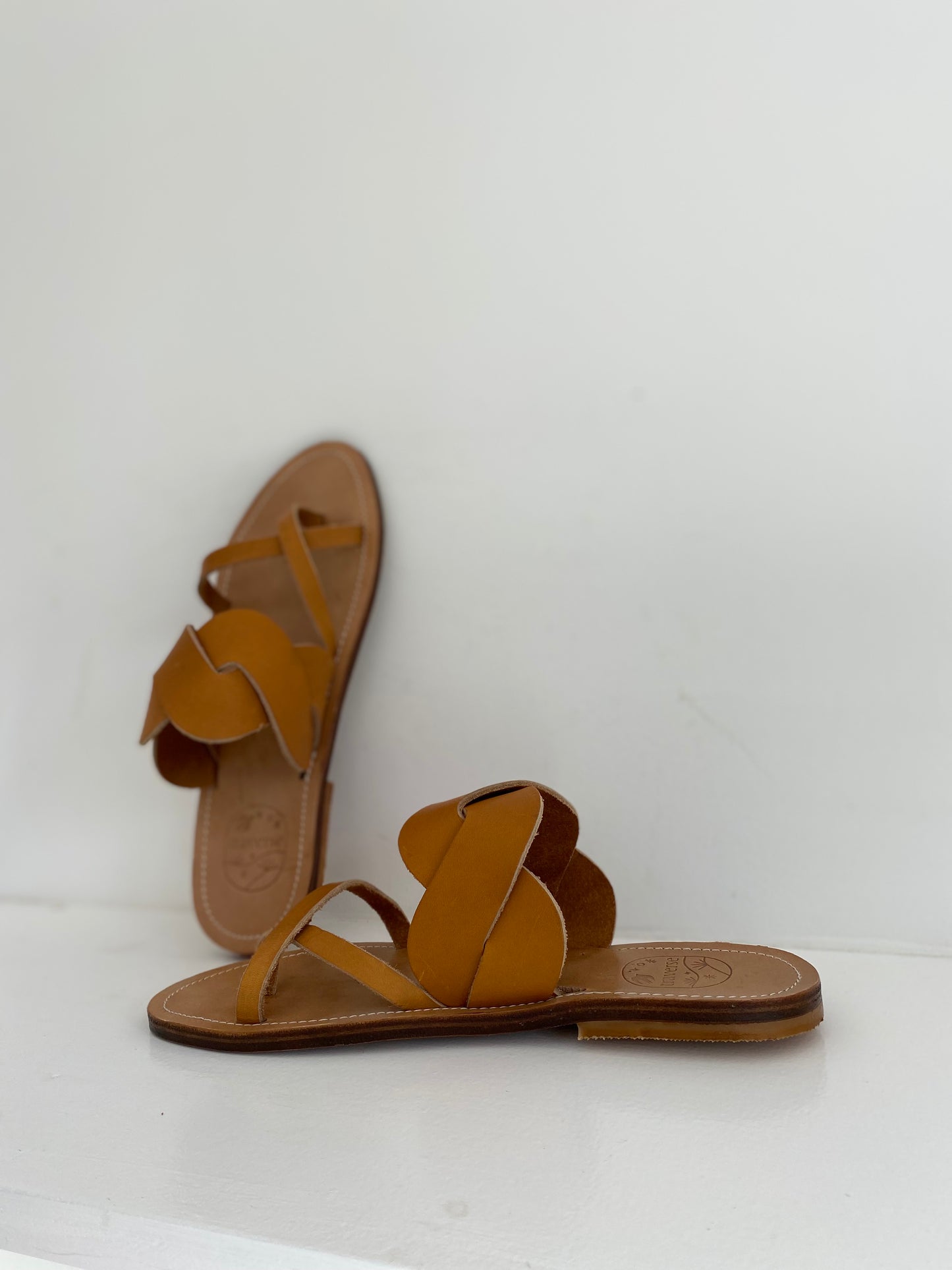 Modèle idris, nu-pieds traverse : sandales plates et confortables.

Les chaussures ouvertes idris sont chic et intemporelles.

La large tresse sur le coup de pied permet un excellent maintient et apporte un caractère original et élégant pour ce modèle mule.

Les lanières fines croisées sur l'avant du pied et l'entredoigt permettent un très bon maintient du pied.

Ce modèle peut être réalisé dans une variante avec une lanière aux orteils sans entredoigt.

L'option de lanière à l'arrière est également