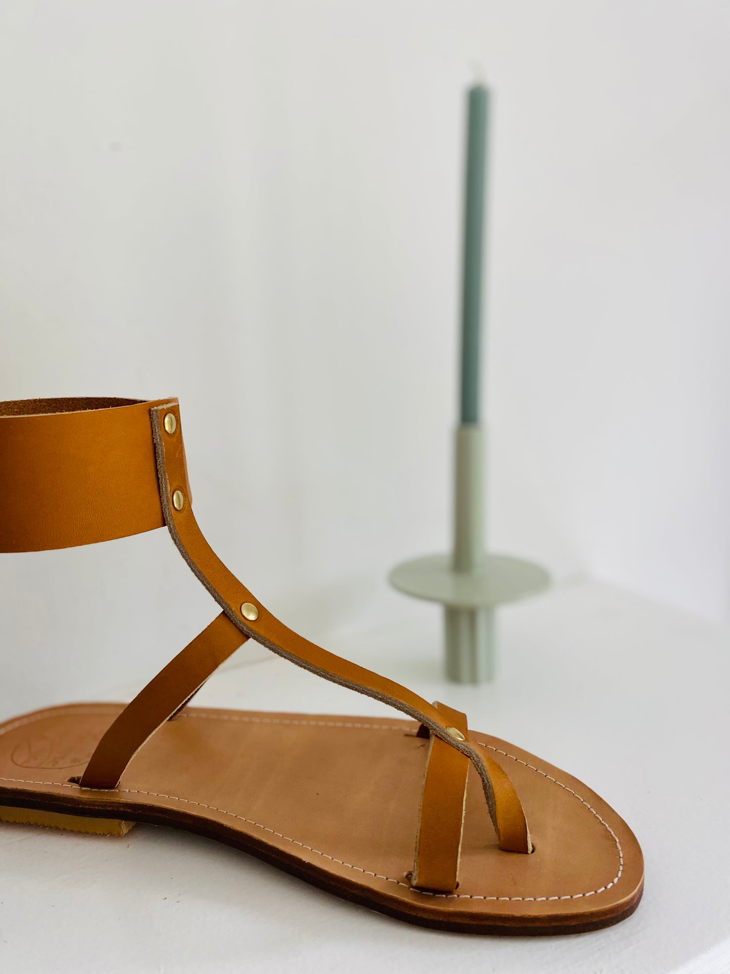 modèle palmyre, nu-pieds traverse : sandales plates et confortables.
Les chaussures ouvertes plamyre sont chic et intemporelles, leur entredoigt et le bracelet de cheville haut permettent un maintient très confortable.
La boucle sur le bracelet de cheville permet d'ajuster les sandales à votre pied.
Ces nu-pieds sont fabriqués artisanalement, à la main à Rennes en France.
Découvrez la genèse et la fabrication d'un nouveau modèle en suivant le lien de l'article.