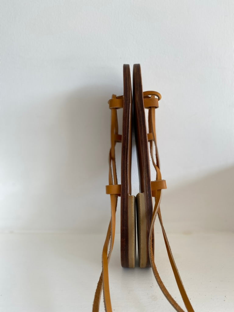 Modèle anytè, nu-pieds traverse : sandales plates et confortables.
Les chaussures ouvertes anytè sont très chic et intemporelles : elles se lacent autour de la cheville comme les sandales grecques des origines.
Modèle intemporel, comme un retour aux sources, un éloge de la simplicité.
Le laçage autour du pied et de la cheville permet aux sandales de s'adapter à toutes les morphologies de pied.
Ces nu-pieds sont fabriqués artisanalement, à la main à Rennes en France.
Anytè de Tégée, est une poétesse grecque.