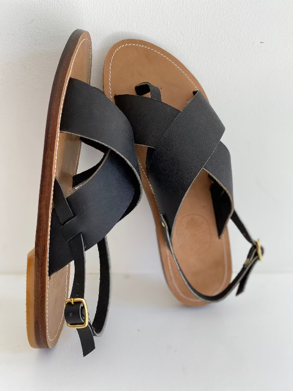 Modèle aimée, nu-pieds traverse sandales plates et confortables.

Modèle classique aimée chic et intemporel.

L'entredoigt permet un très bon maintient du pied;
La boucle réglable derrière le talon permet d'ajuster les sandales à votre pied.
Ces nu-pieds sont fabriqués artisanalement, à la main à Rennes en bretagne.