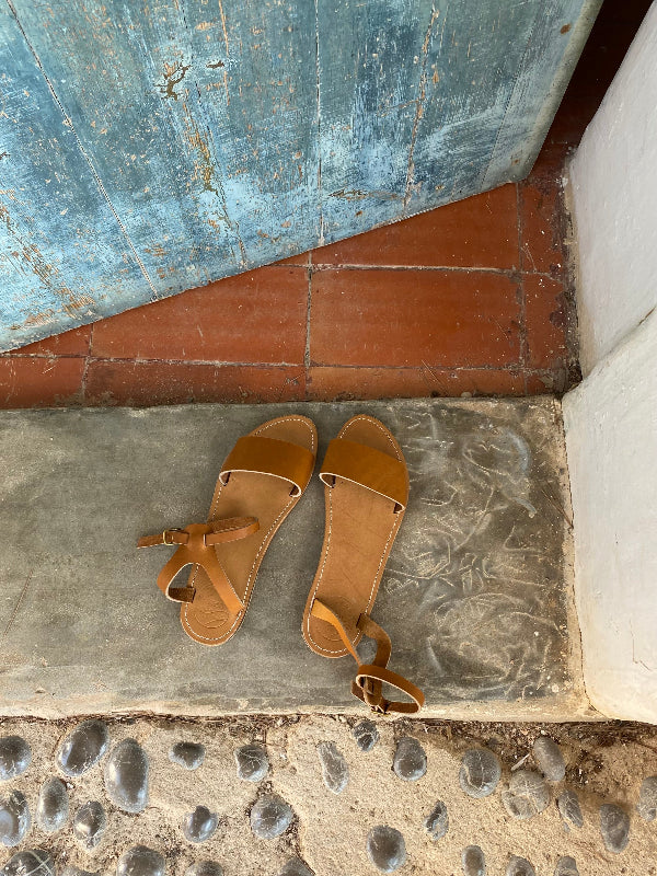 jeu de matière et de couleurs naturelles et authentiques
Modèle dune, nu-pieds traverse : sandales plates et confortables.

Les chaussures ouvertes dune sont chic ; intemporel sans entredoigt.

La boucle réglable au dessus de la cheville permet d'ajuster les sandales à votre pied.
Ces nu-pieds sont fabriqués artisanalement, à la main dans l'atelier traverse à Rennes en France.