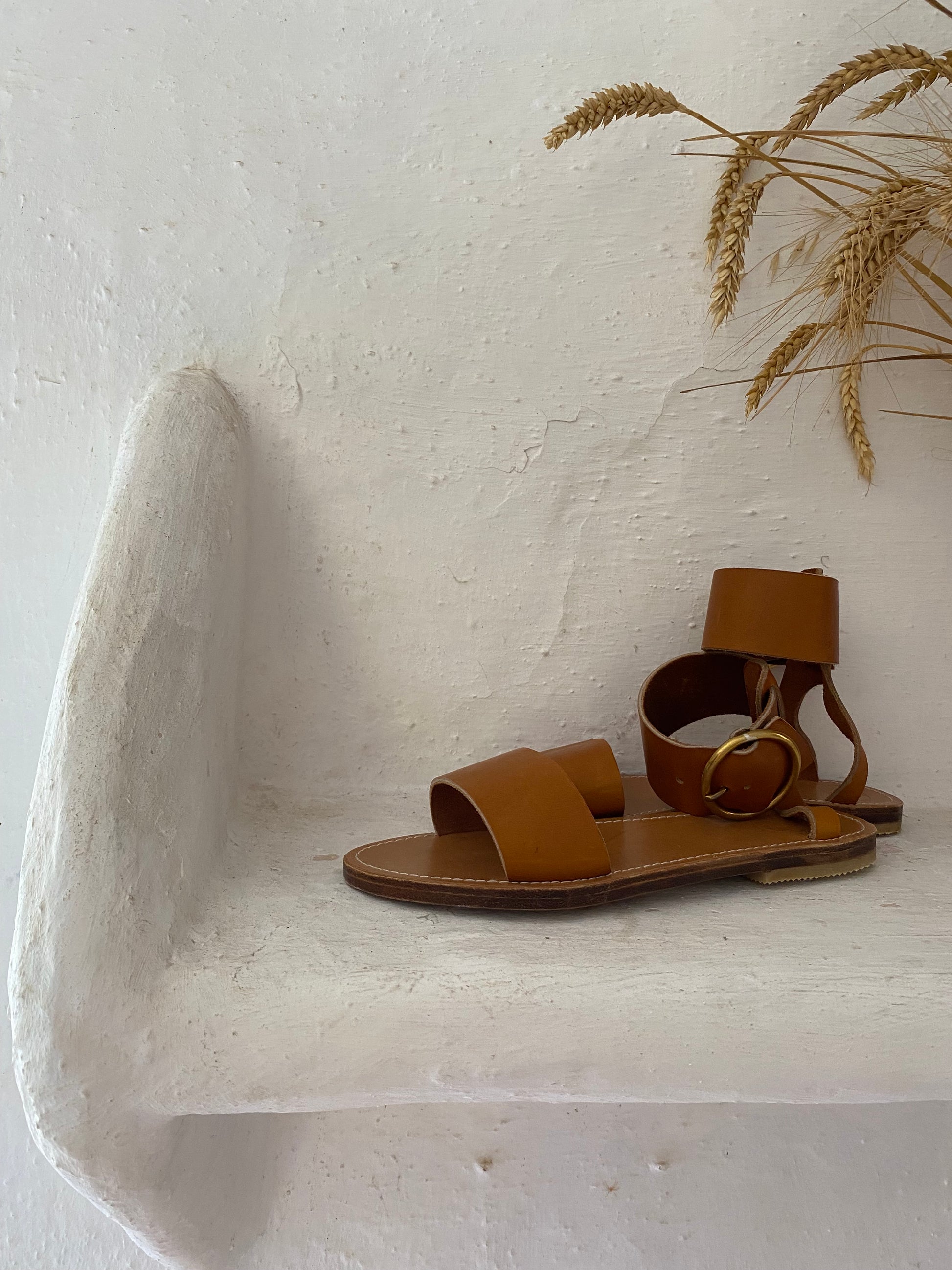 Modèle georgia, nu-pieds traverse : sandales plates et confortables.
Les chaussures ouvertes georgia sont chic et intemporelles, elles n'ont pas d'entredoigt.
La boucle haute (4cm de diamètre) est réglable et permet d'ajuster les sandales à votre pied.
la lanière large (4cm) aux orteils apporte un grand confort de maintient.
Ces nu-pieds sont fabriqués artisanalement, à la main, à Rennes en France.